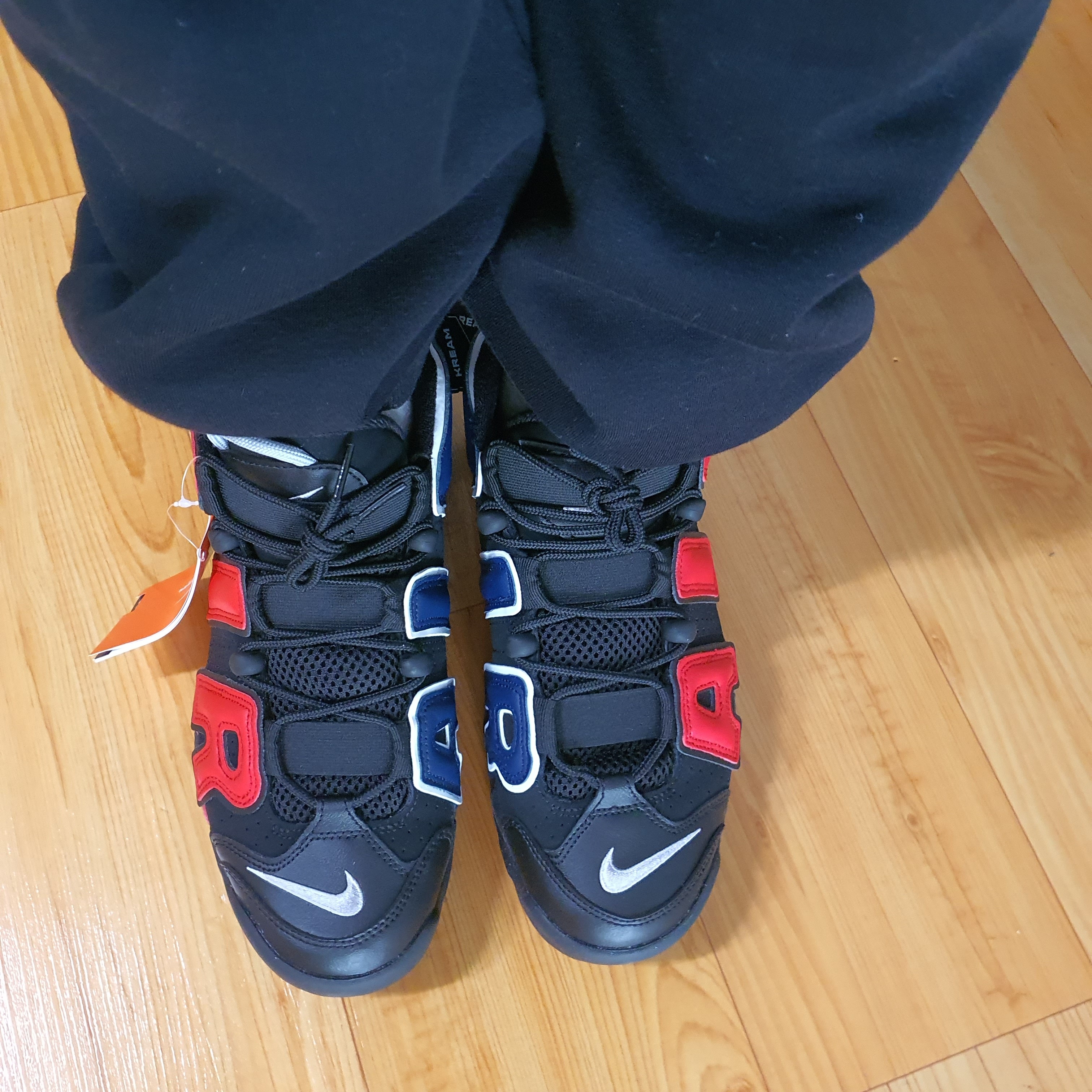 Nike Air More Uptempo 96 Black University Red 착용 스타일 - 2