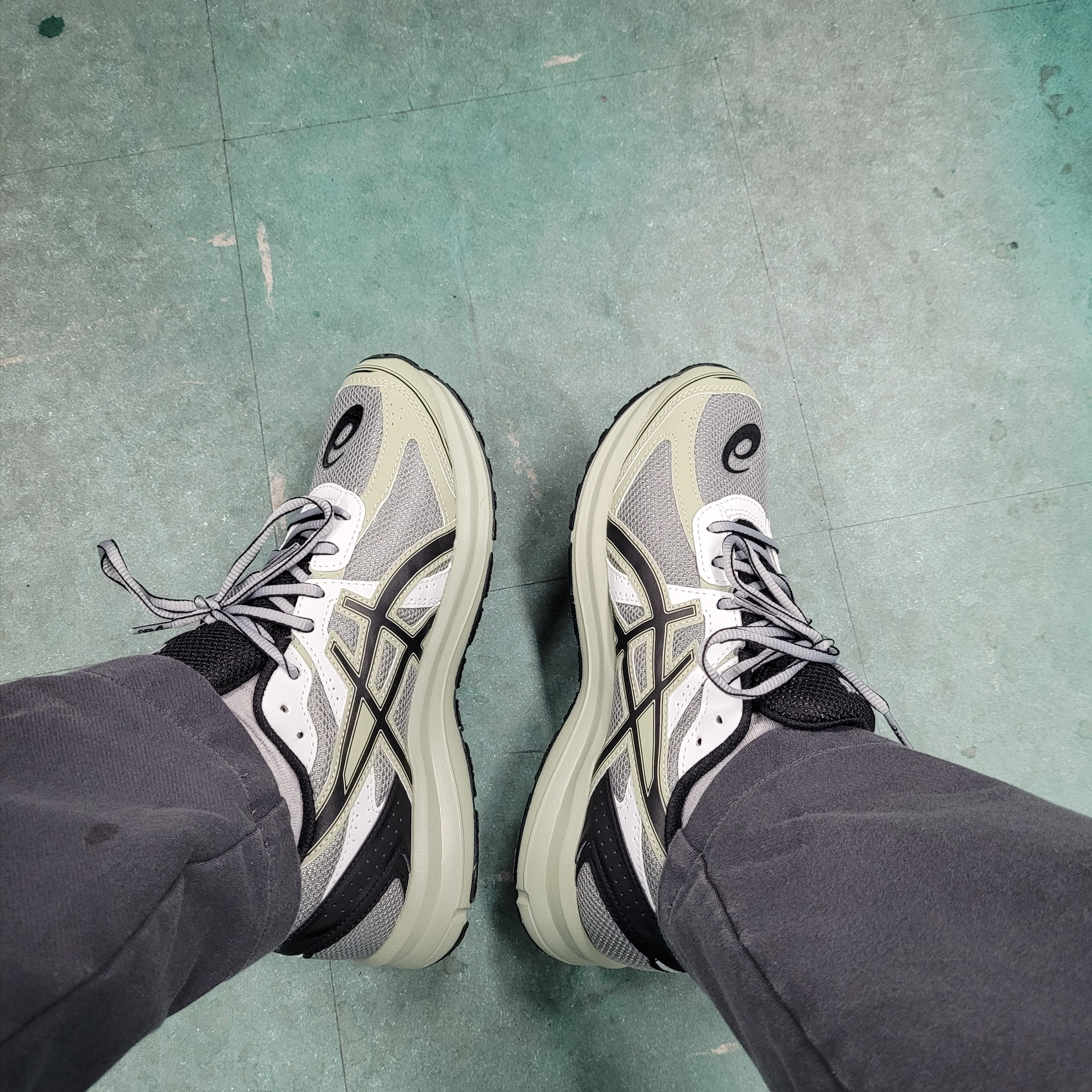 Asics Jog 100 S Sheet Rock - 2E Wide 착용 스타일