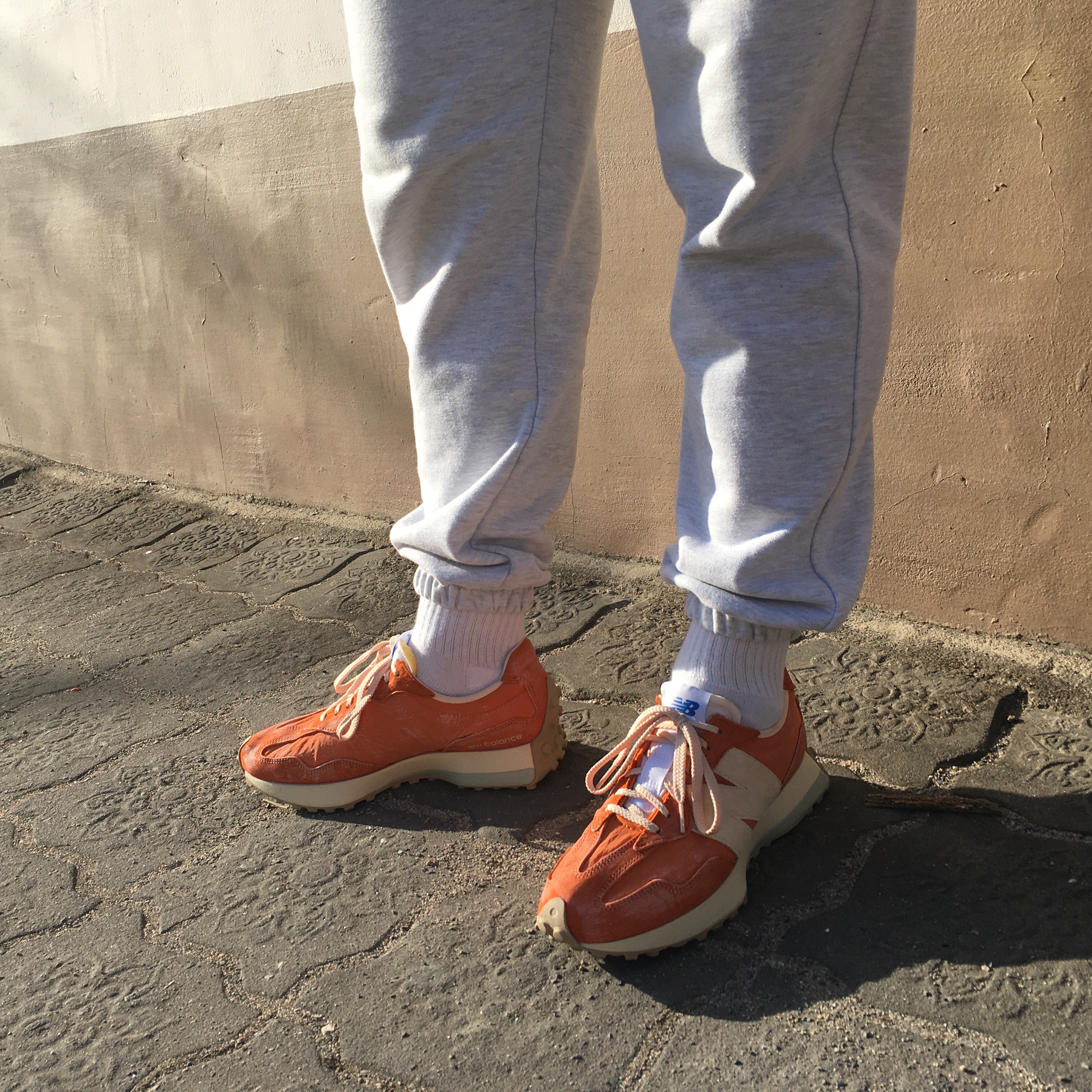 New Balance 327 Vintage Luxe Orange 착용 스타일 - 2