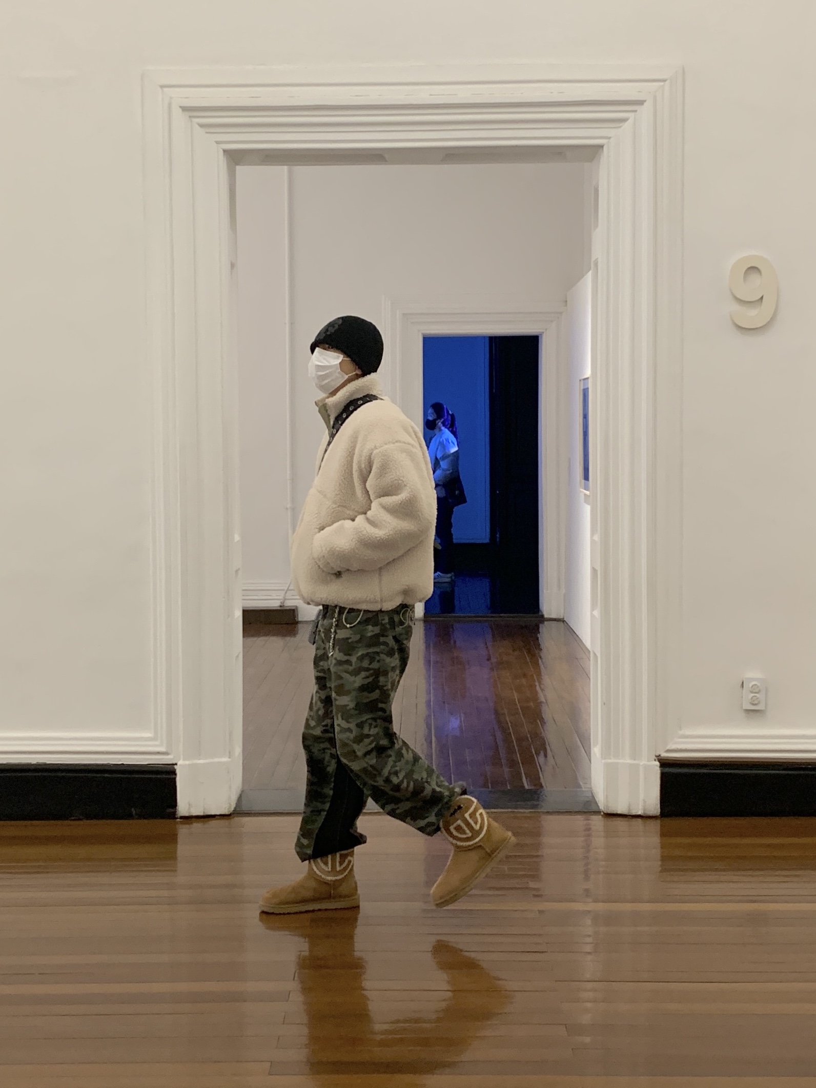 UGG x Telfar Logo Mini Chestnut 착용 스타일 - 4