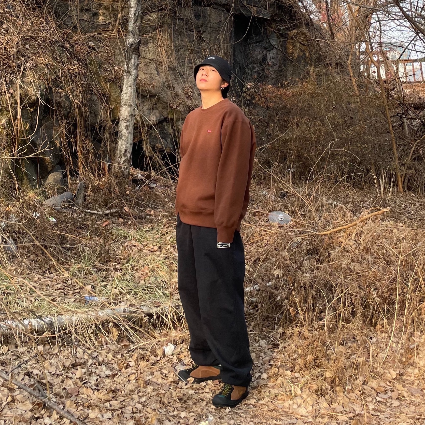 Supreme Small Box Crewneck Dark Brown - 22FW, Nike x Stussy NRG RA Washed Fleece Pants Black (DN4030-010) 착용 스타일 - 2