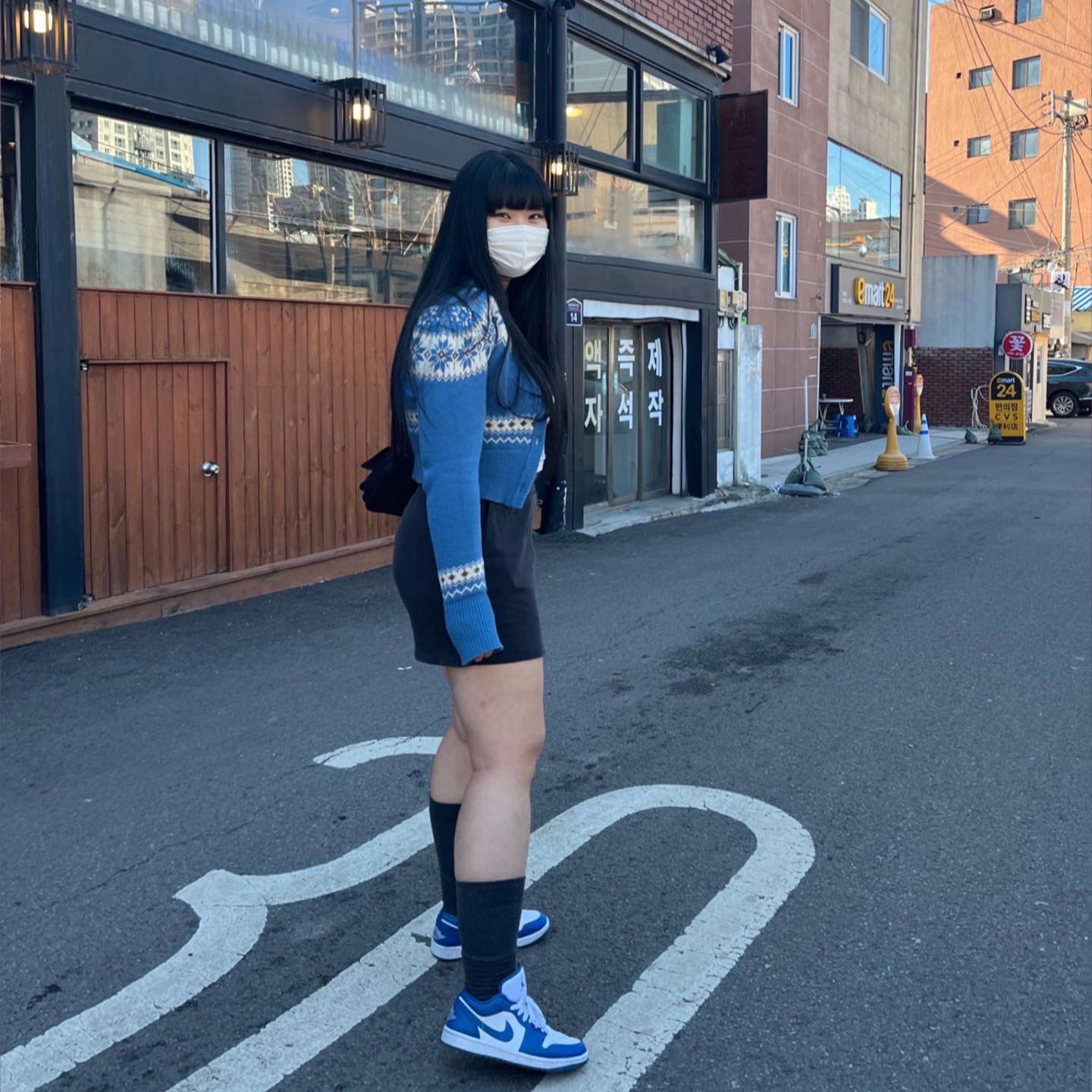(W) Jordan 1 Low White Dark Marina Blue 착용 스타일 - 1