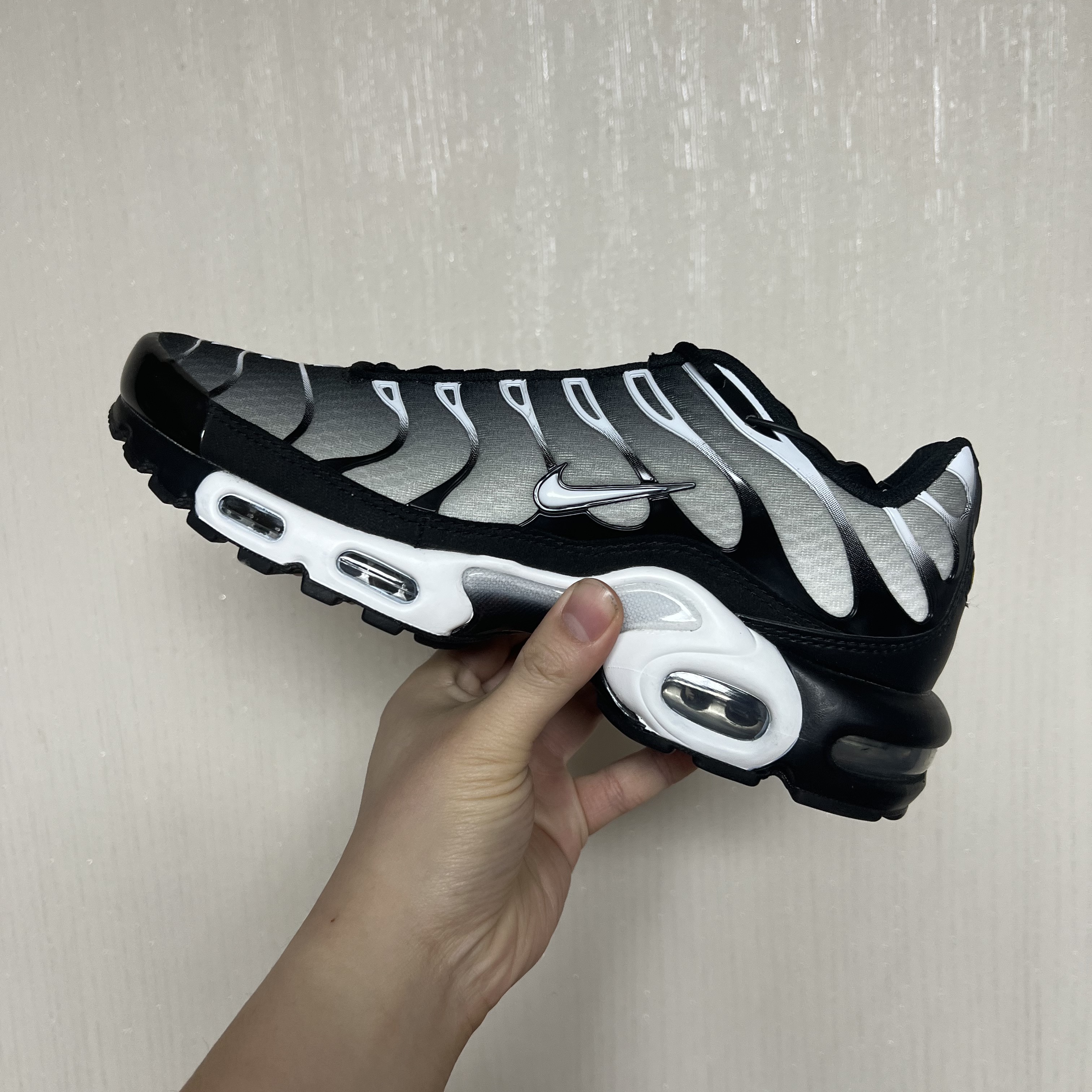 Nike Air Max Plus Black Metallic Silver 착용 스타일