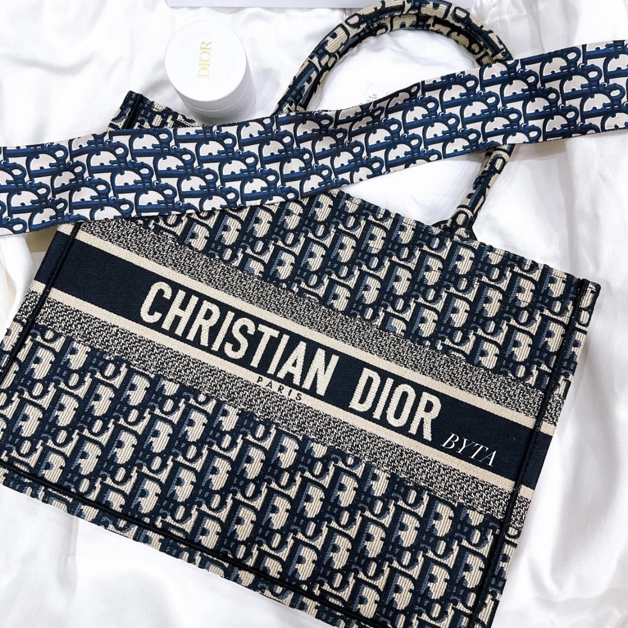 (W) Dior Oblique Mitzah Scarf Silk Twill Navy Blue, Dior Medium Book Tote Blue Dior Oblique Embroidery 착용 스타일