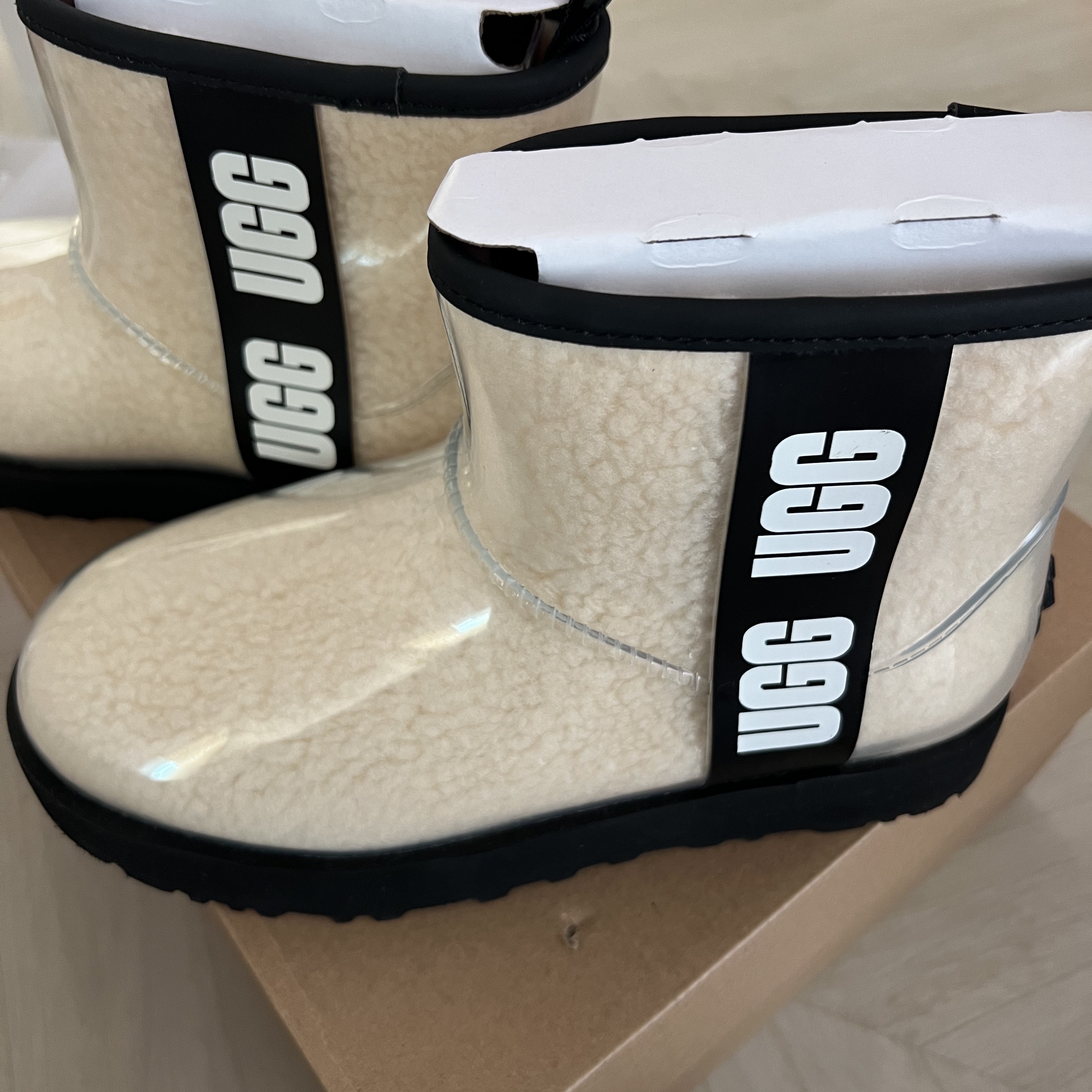 (W) UGG Classic Clear Mini Boots Natural Black 착용 스타일 - 1