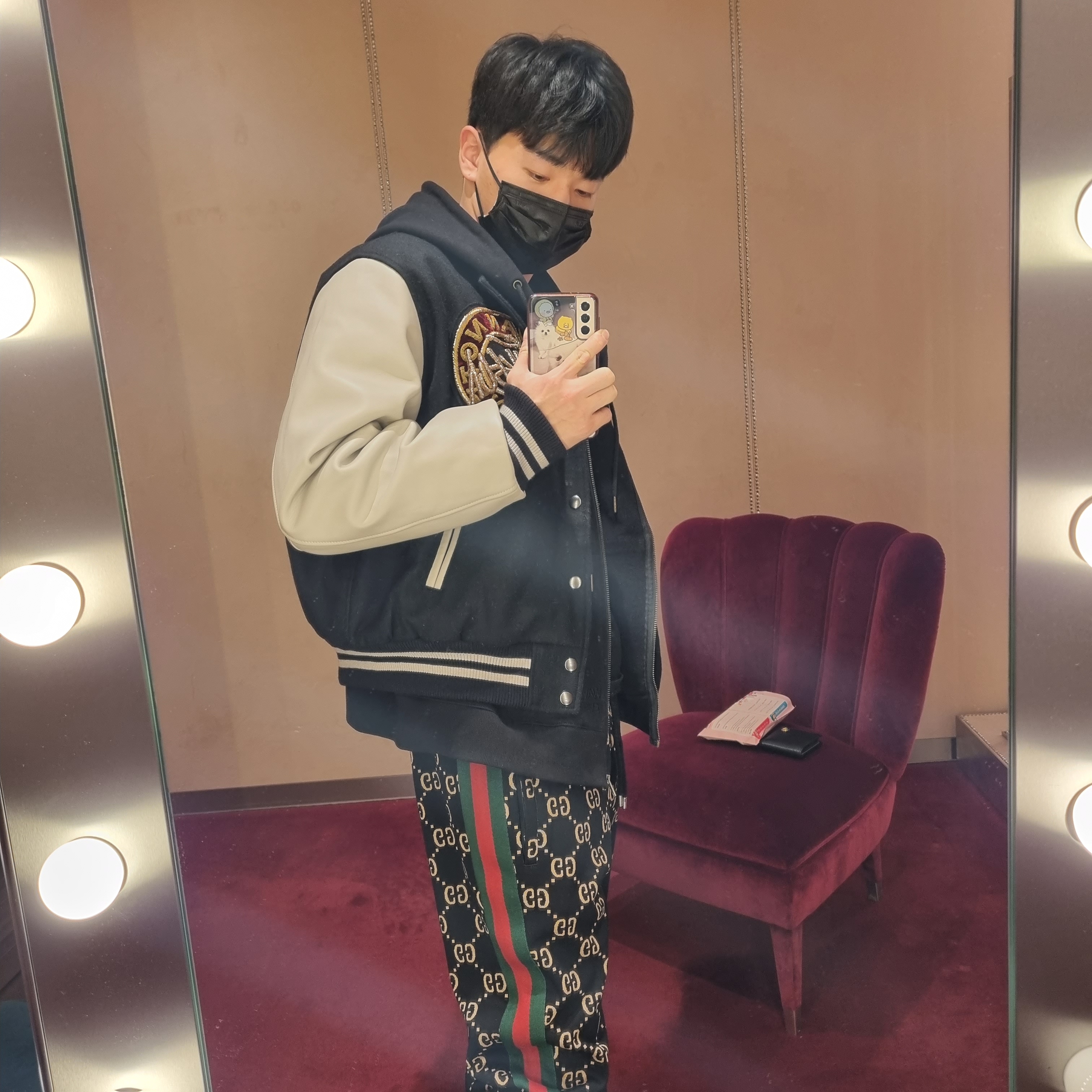 Stussy x Dries Van Noten Varsity Jacket Black, Gucci GG Marmont Leather Bi-Fold Wallet Black Gold 착용 스타일