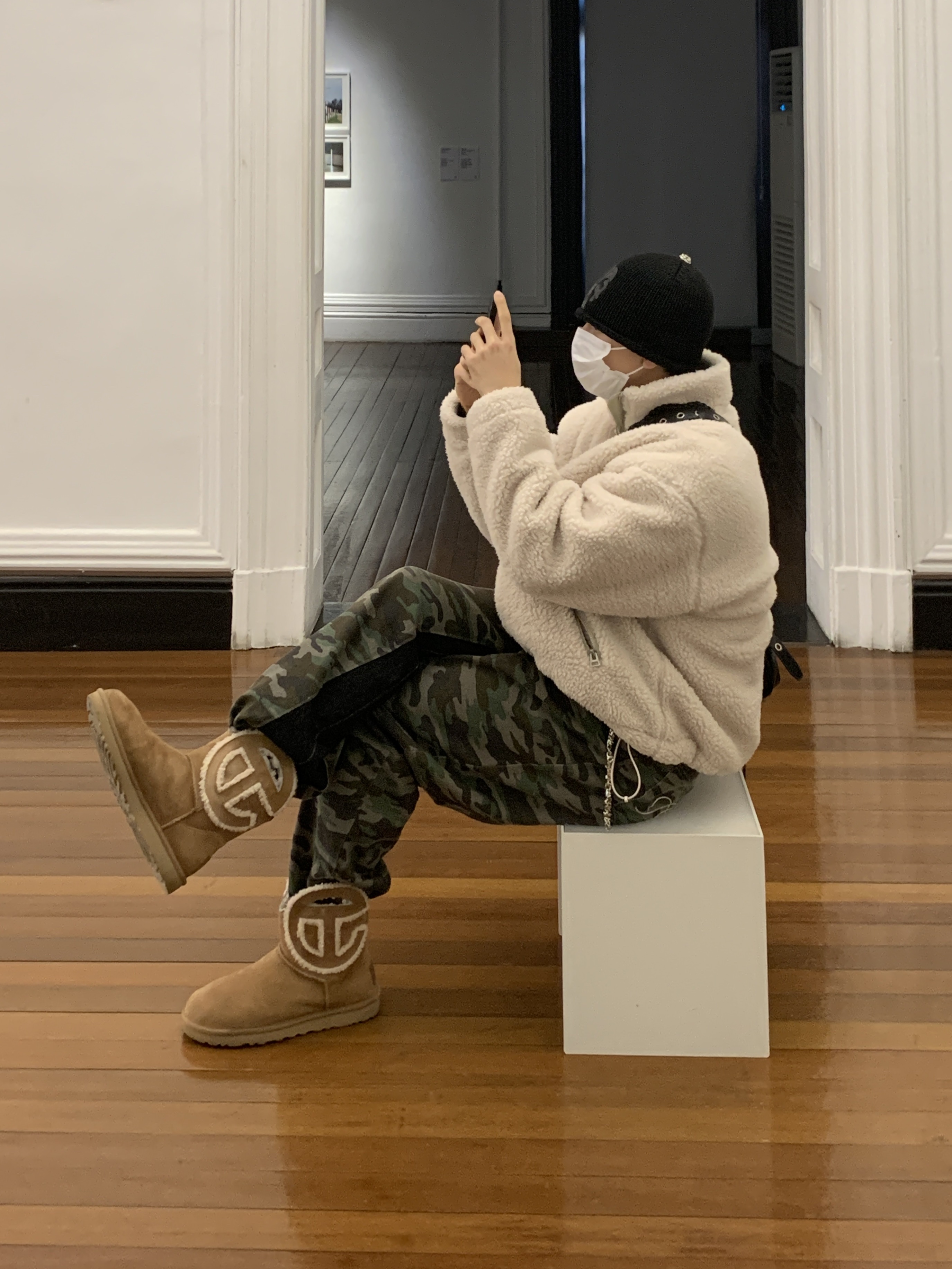 UGG x Telfar Logo Mini Chestnut 착용 스타일 - 3