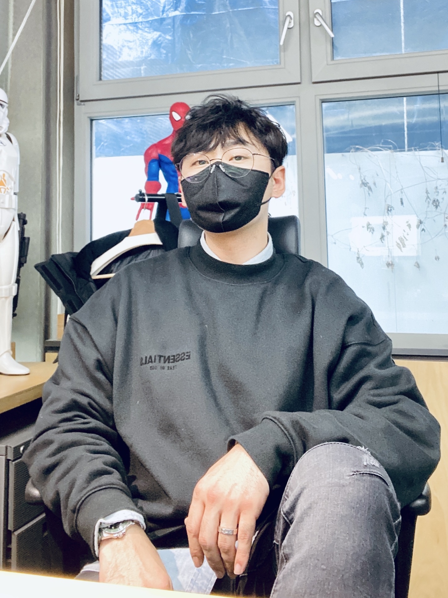 Essentials The Core Collection Crewneck Sweatshirt Stretch Limo 착용 스타일