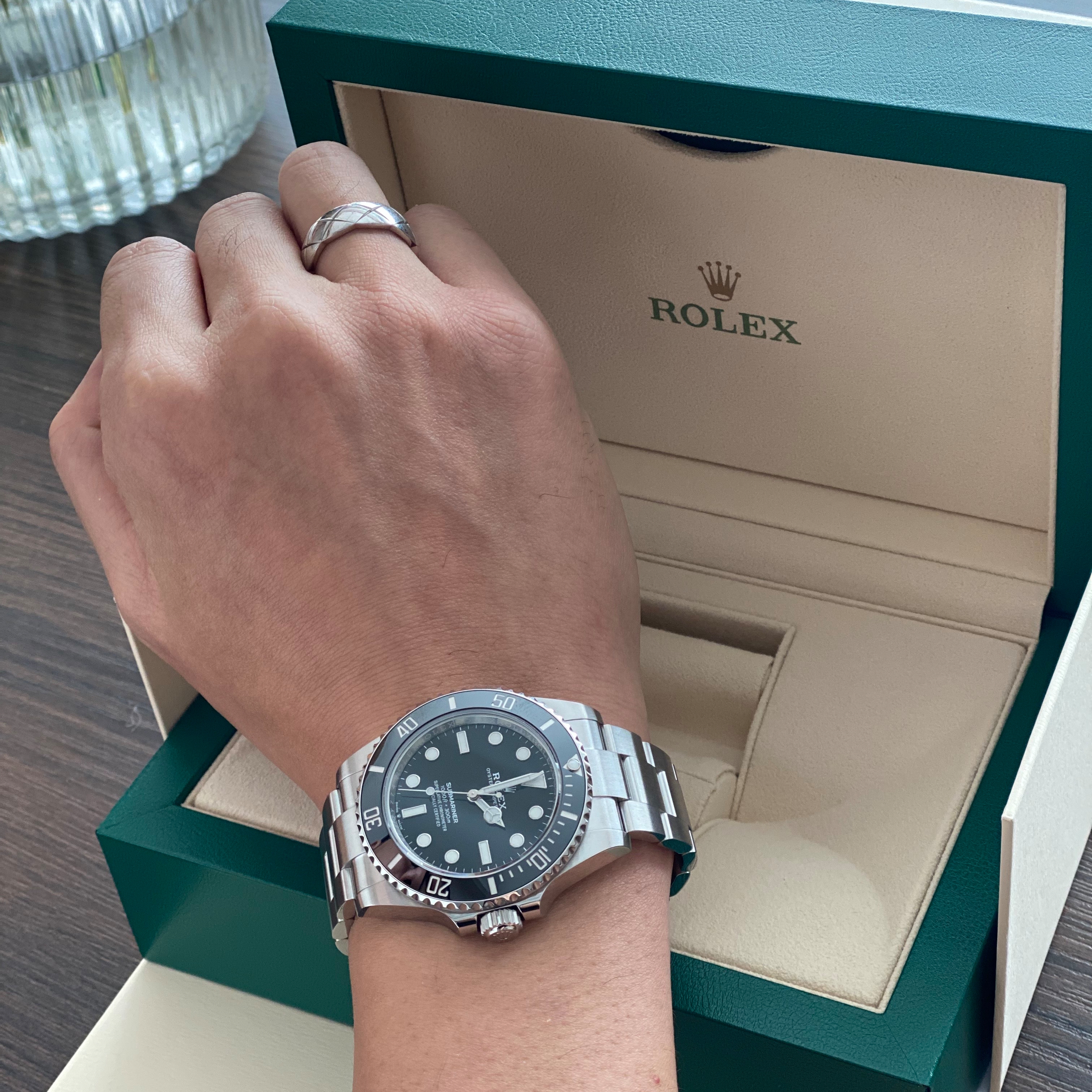 Rolex Submariner 41mm 124060 Black Oyster, Chanel Coco Crush Ring Quilted Motif Large & 18K White Gold 착용 스타일 - 3