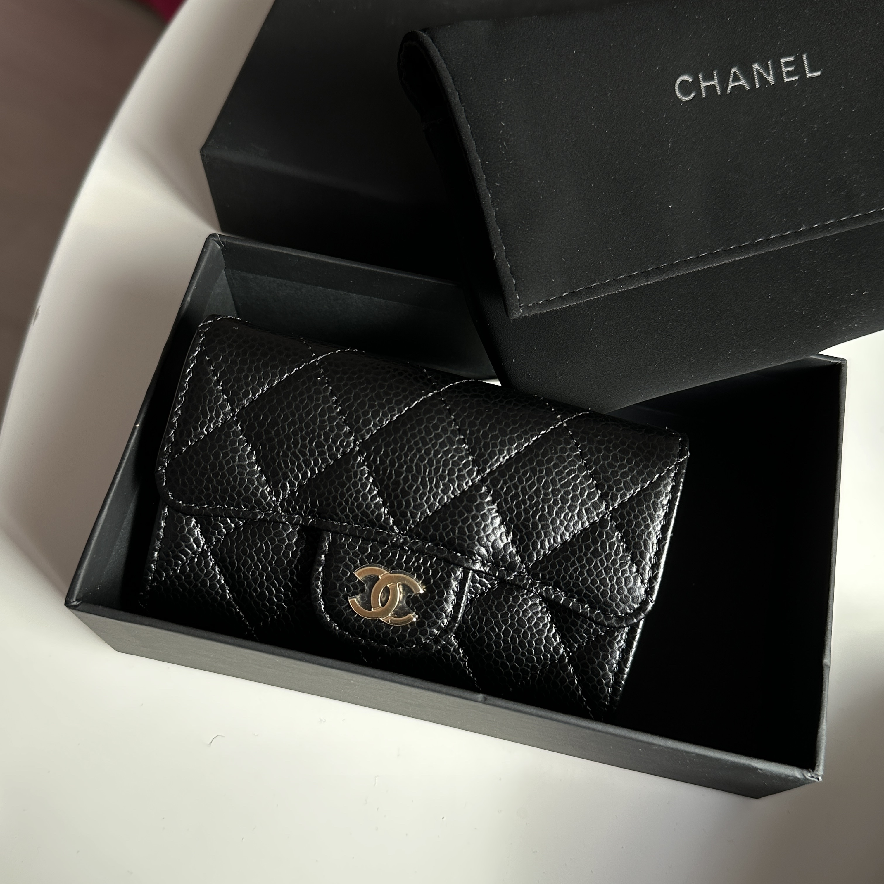 Chanel Classic Card Holder Grained Calfskin & Gold Black 착용 스타일