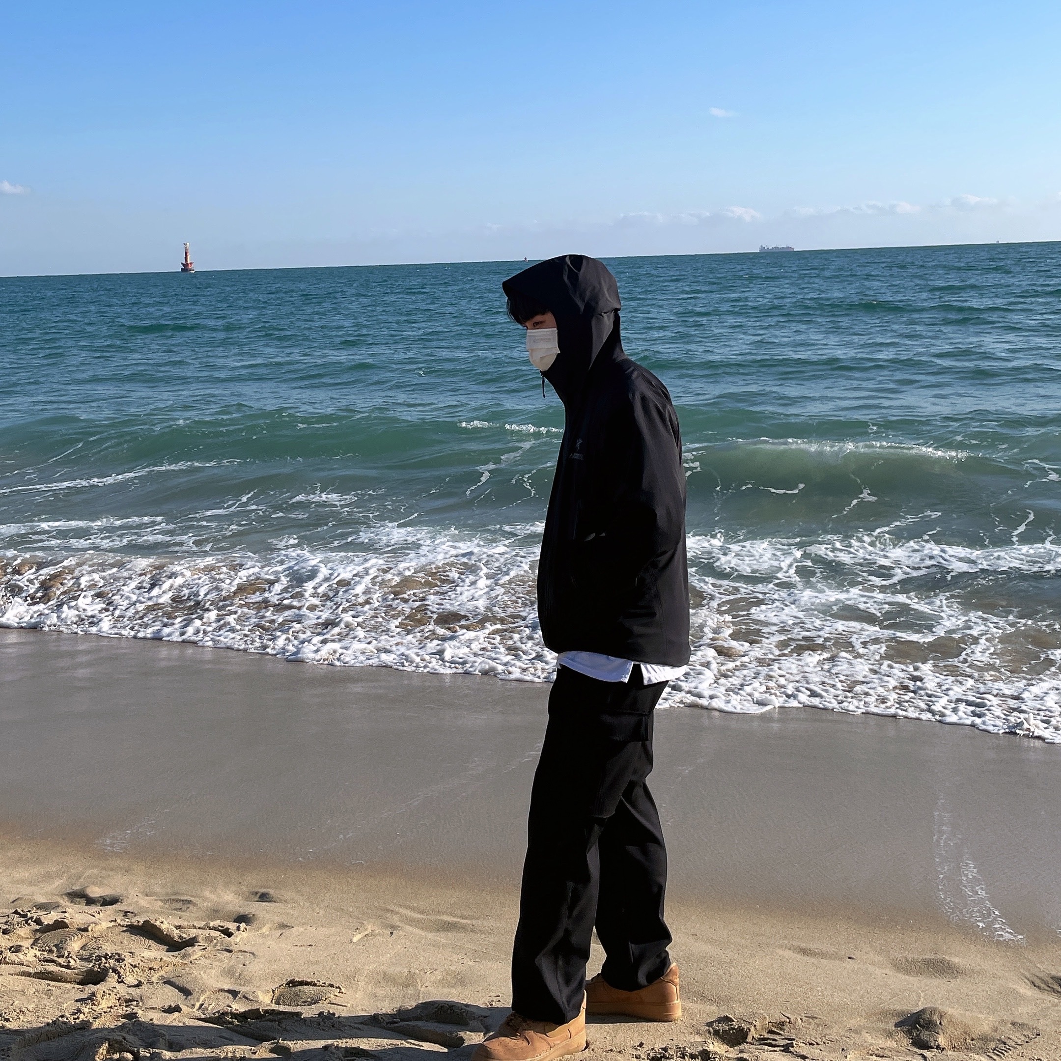 Arc'teryx Beta Jacket Black, Nike Air Force 1 '07 WB Flax 착용 스타일 - 1