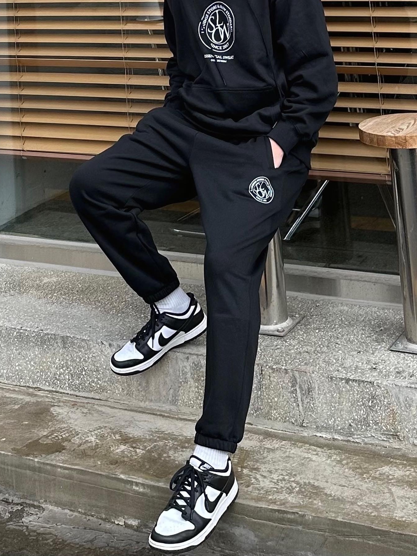 Nike Dunk Low Retro Black 착용 스타일 - 2