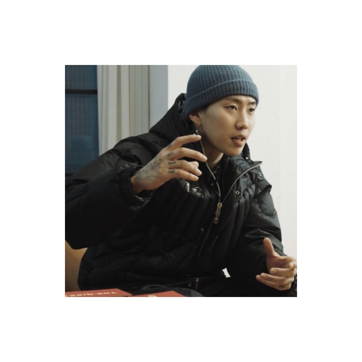 Adidas Superstar Core Black White, Thug Club Cave Down Jacket Black 착용 스타일 - 3