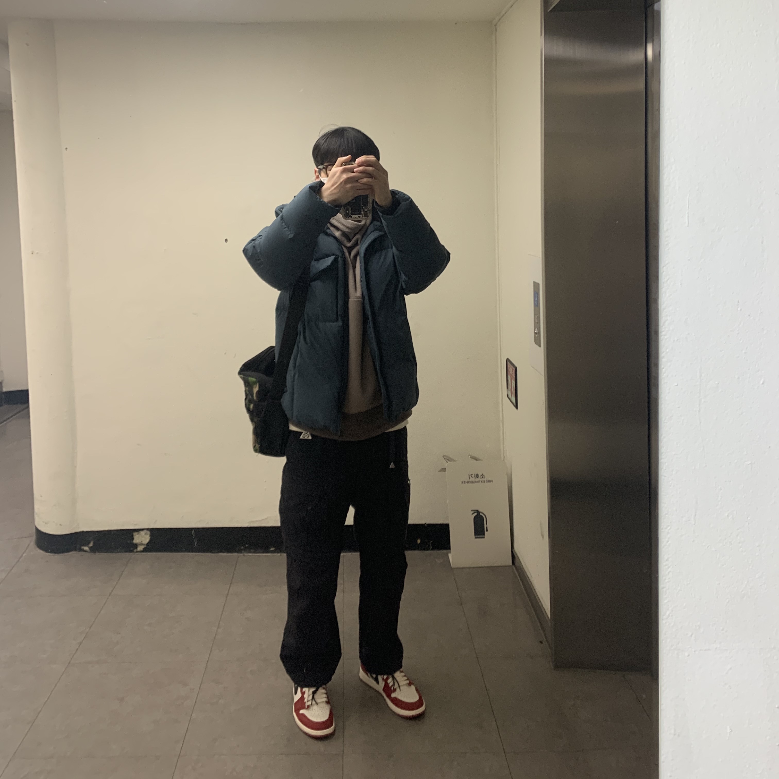 Nike ACG Smith Summit Cargo Pants Black Summit White - Asia, Jordan 1 Retro High OG Chicago 2022 착용 스타일