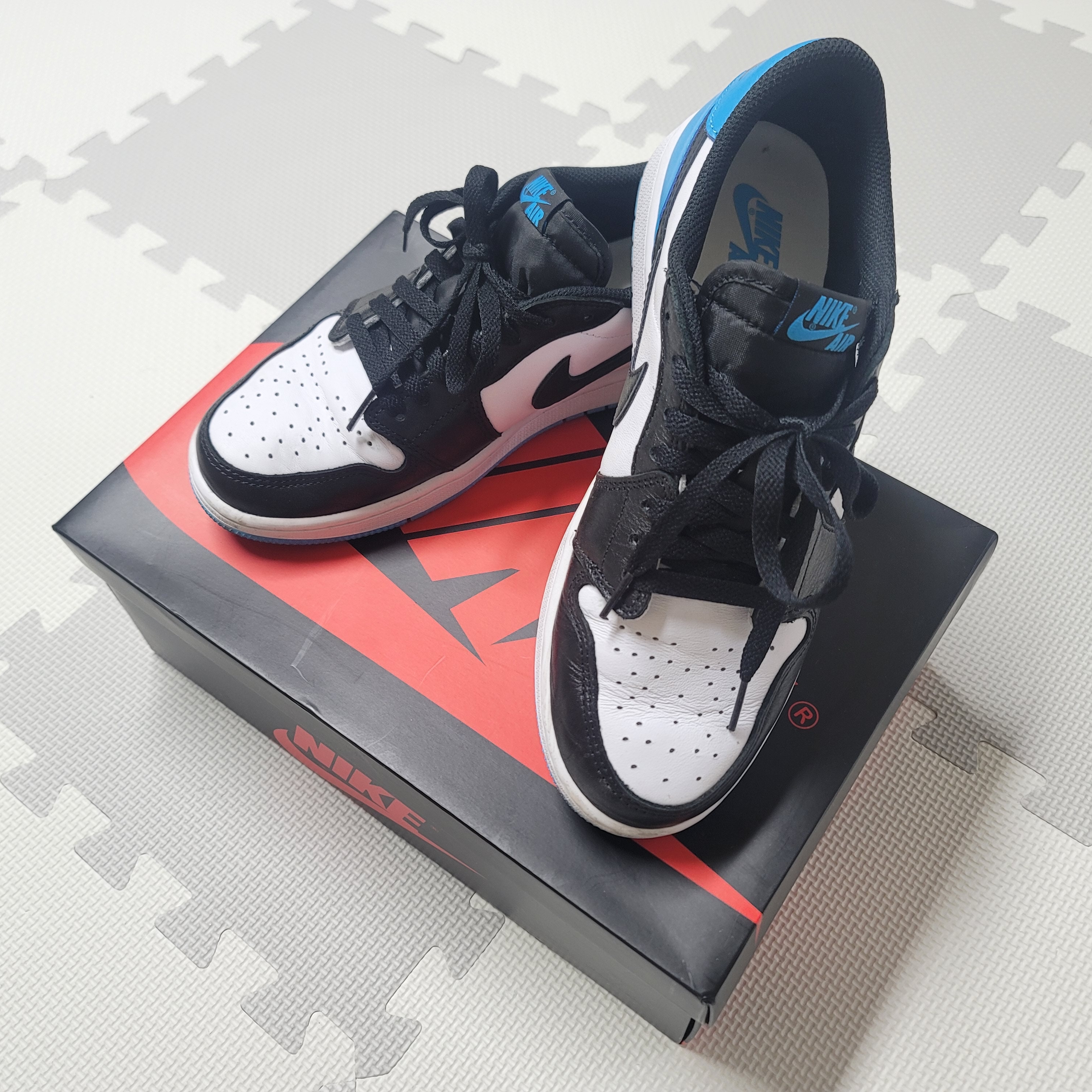 Jordan 1 Retro Low OG Black and Dark Powder Blue 착용 스타일 - 2