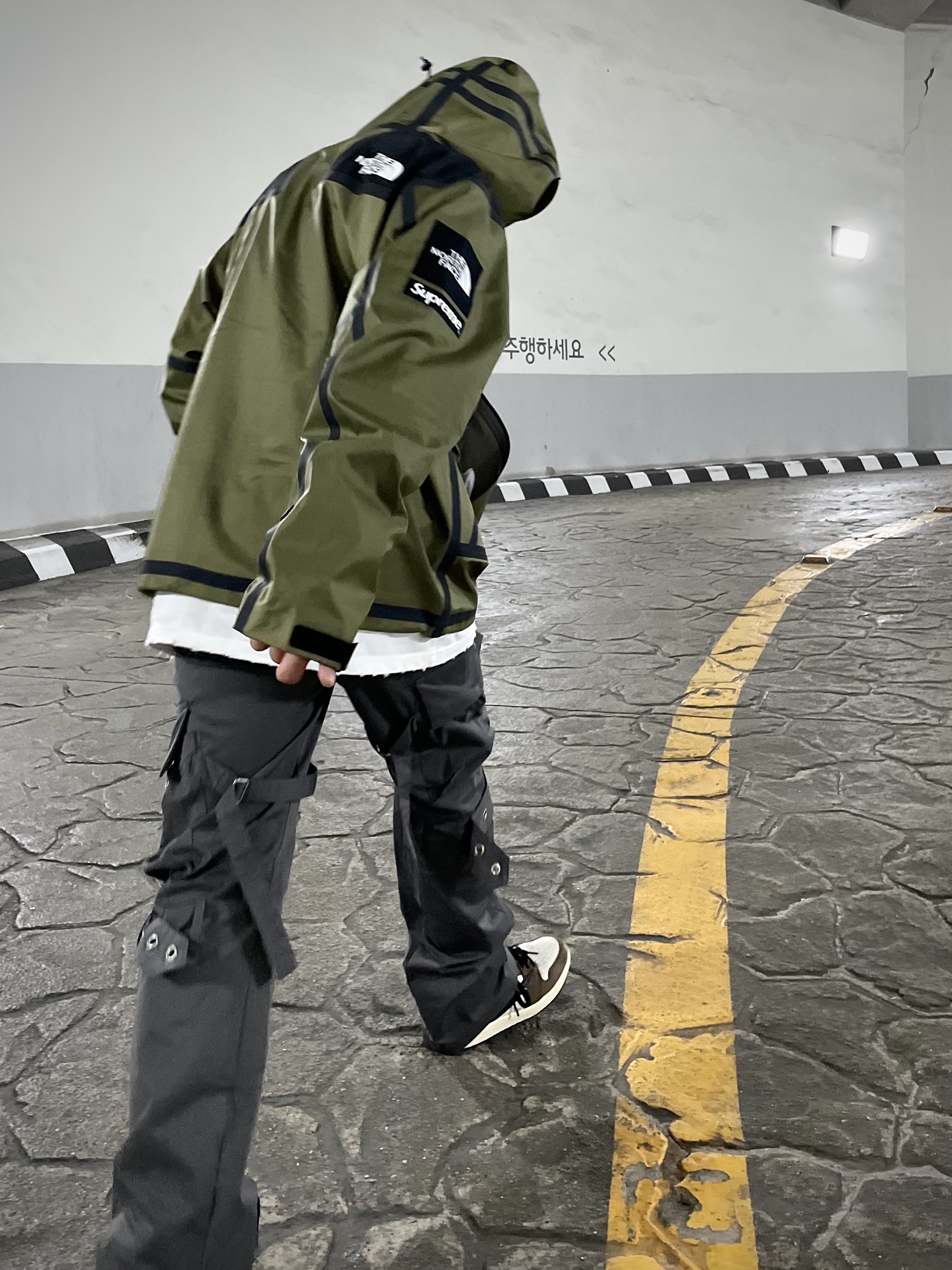 Supreme x The North Face Summit Series Outer Tape Seam Jacket Olive - 21SS, Jordan 1 x Travis Scott Retro High OG SP Mocha 착용 스타일 - 2