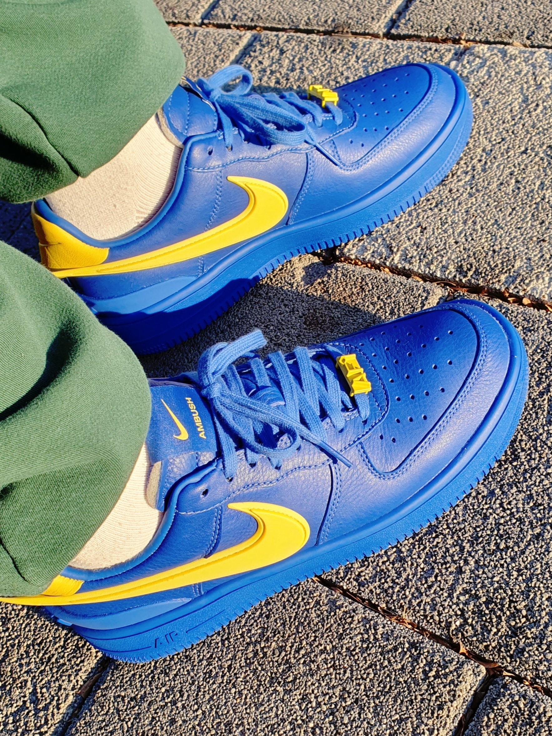 Nike x Ambush Air Force 1 Low SP Game Royal and Vivid Sulfur 착용 스타일 - 3