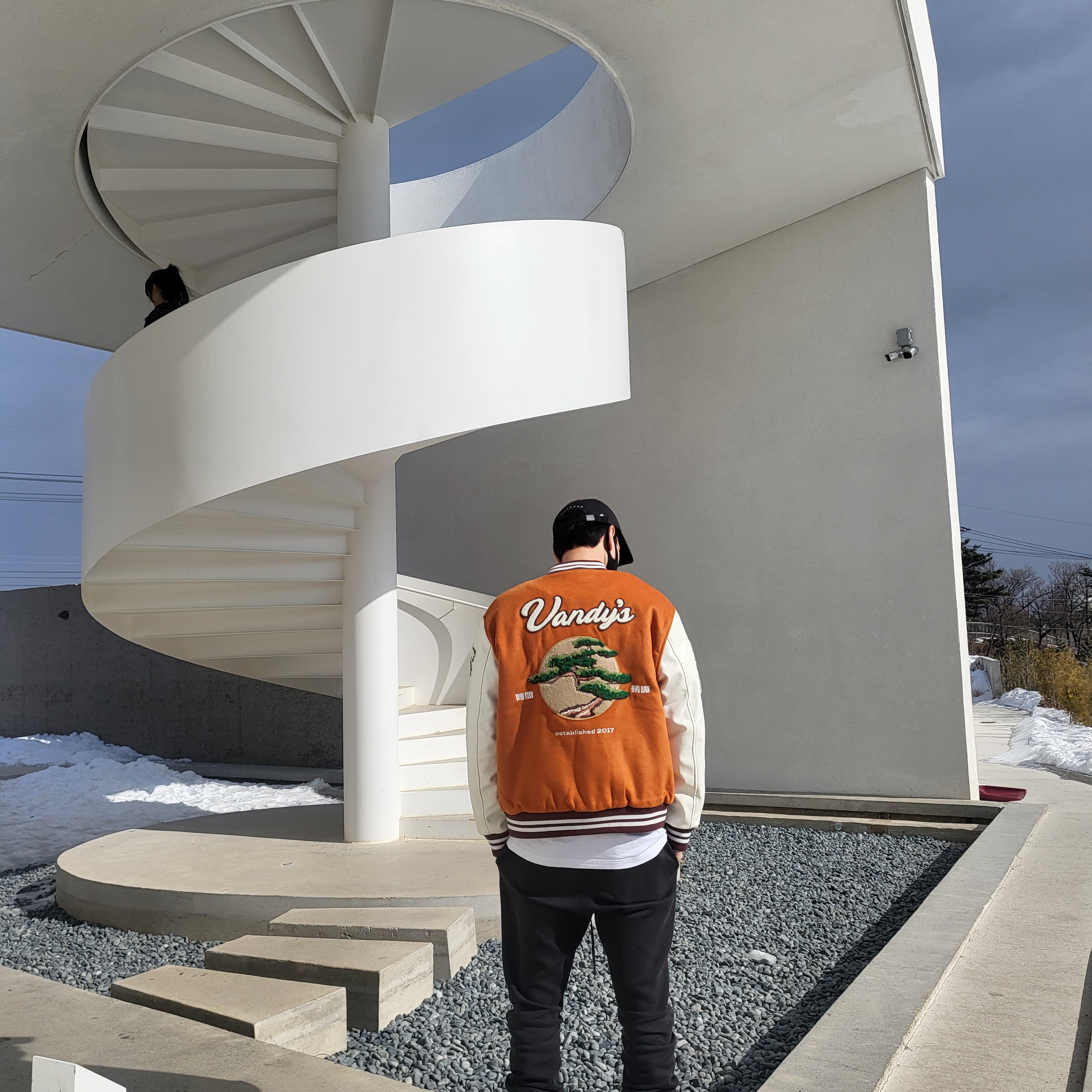 Vandy The Pink Bonsai Varsity Jacket, Darkr8m Studio Basic Logo Crewneck Sweatshirt Ash 착용 스타일 - 2