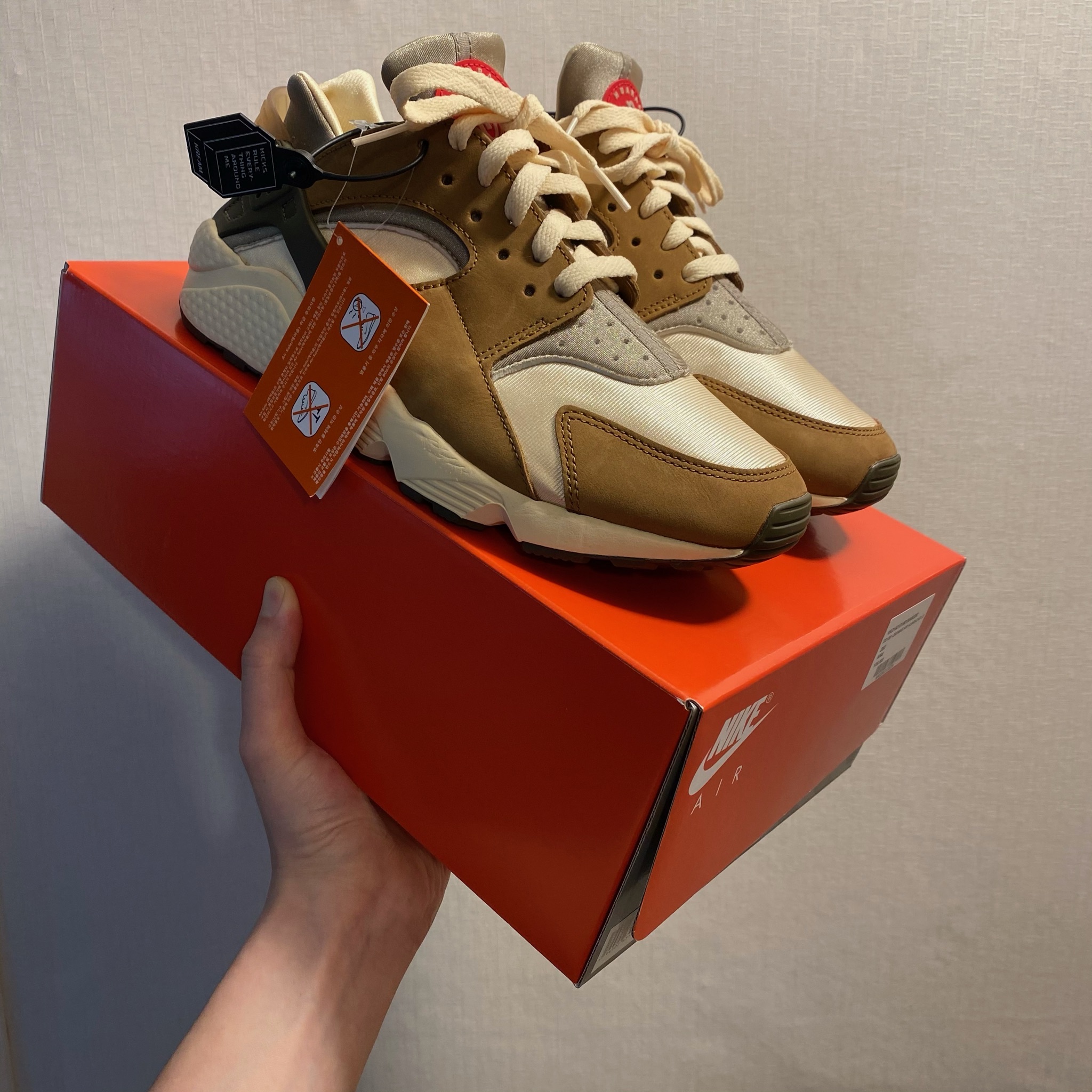 Nike x Stussy Air Huarache LE Desert Oak 착용 스타일 - 5