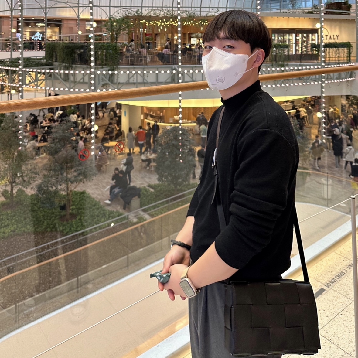 Bottega Veneta Leather Cassette Black Parakeet, Undermycar Legion.02 Balmacaan Oversized Wool Coat Black 착용 스타일 - 1