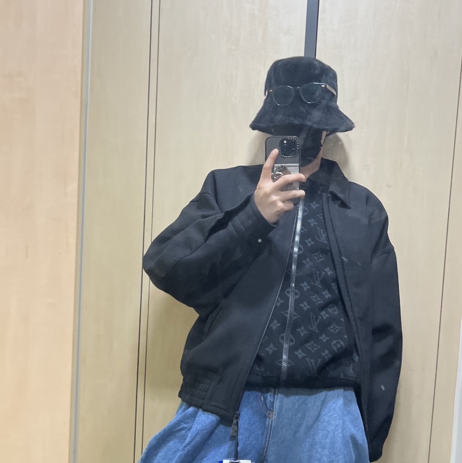 Zara x Ader Error Oversize Collar Bomber Jacket Black, Zara x Ader Error Barrel Leg Jeans Blue 착용 스타일 - 1