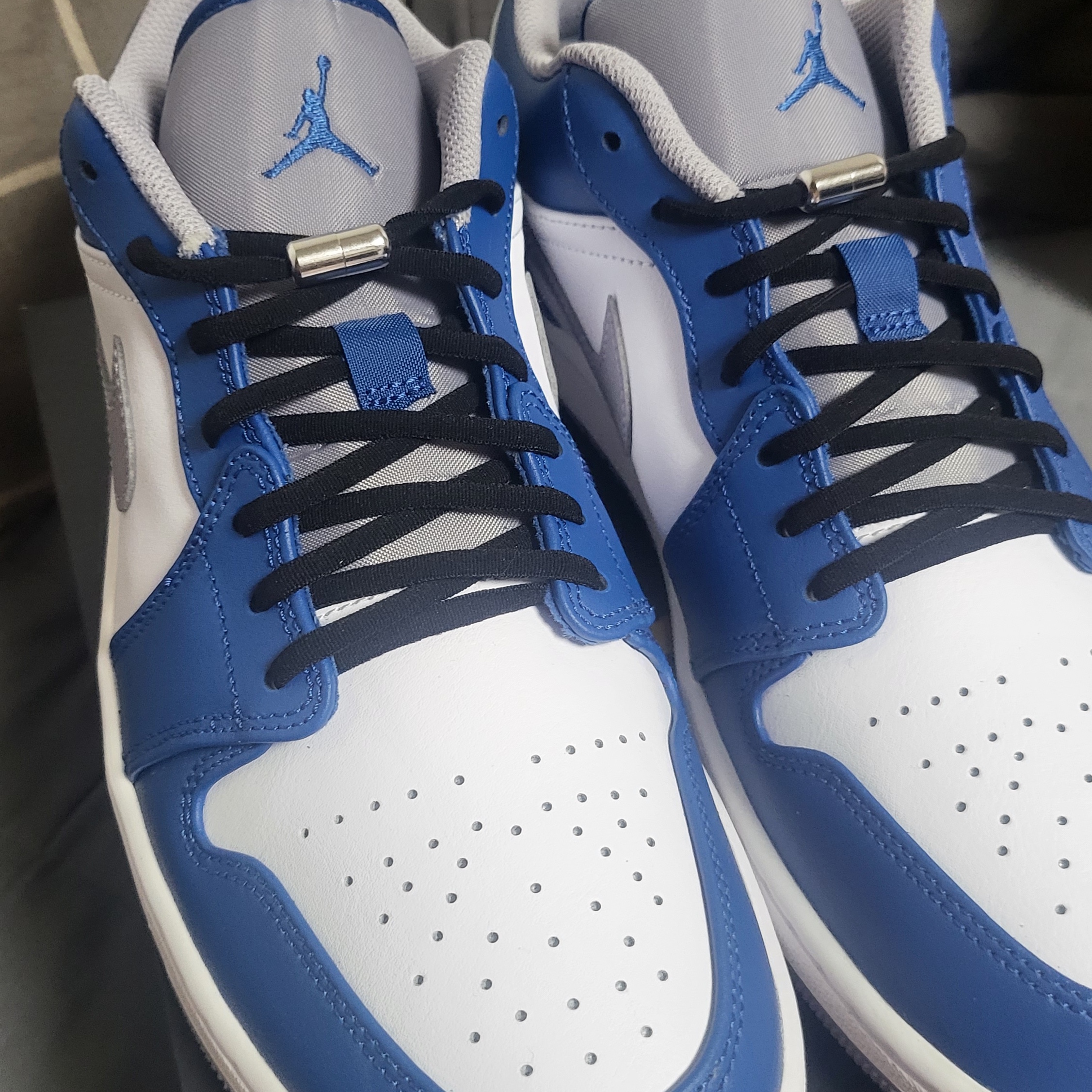 Jordan 1 Low True Blue Cement Grey 착용 스타일 - 1