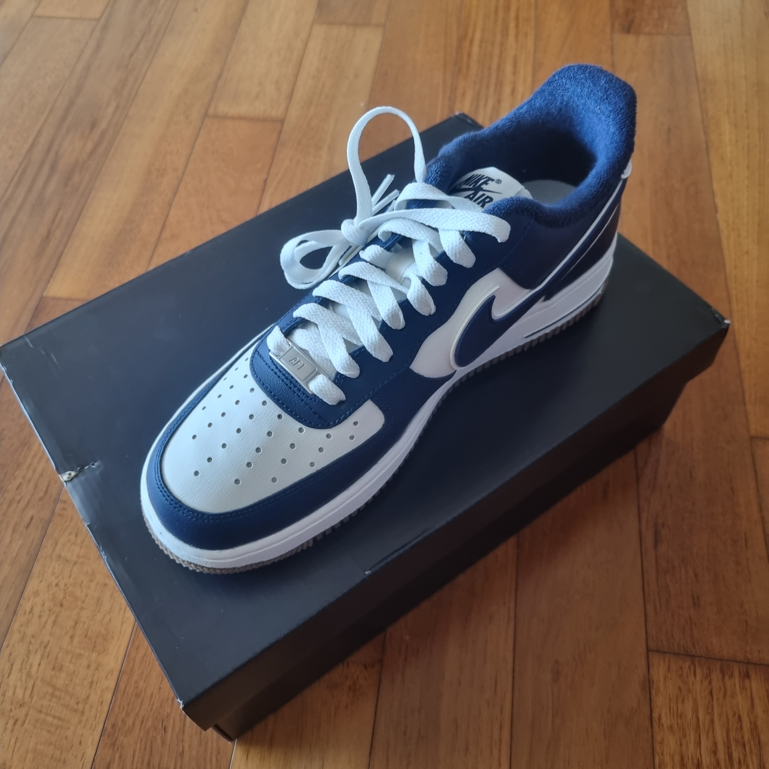 Nike Air Force 1 '07 LV8 Midnight Navy 착용 스타일 - 2