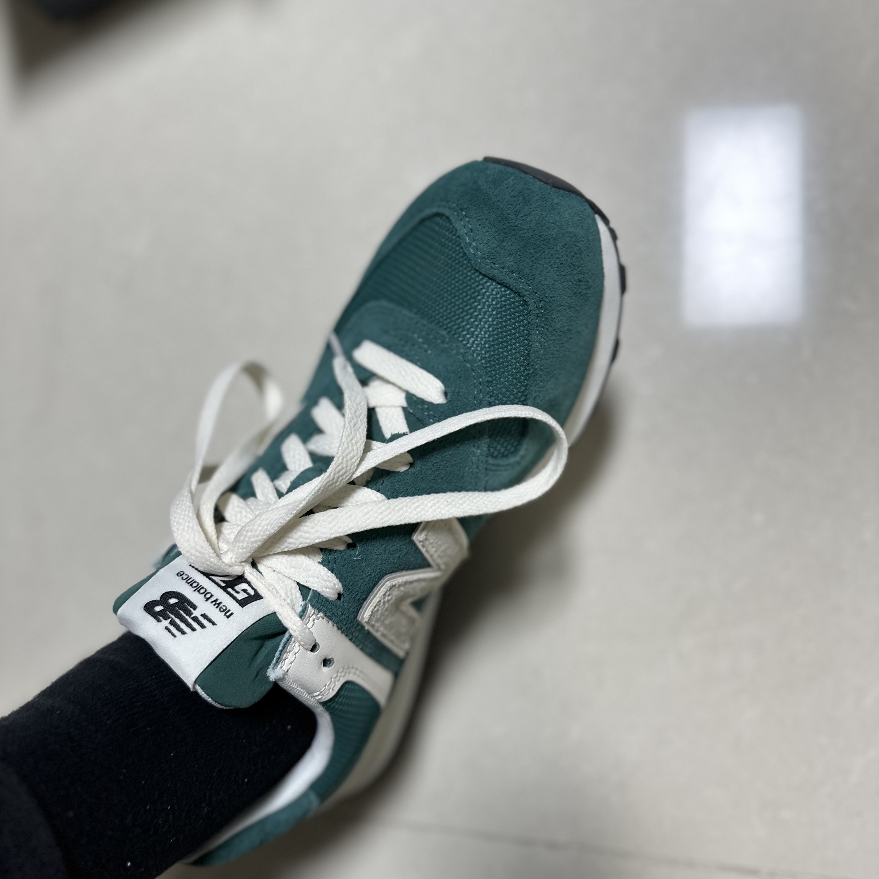 New Balance 574 Classics Reimagined Green 착용 스타일 - 2