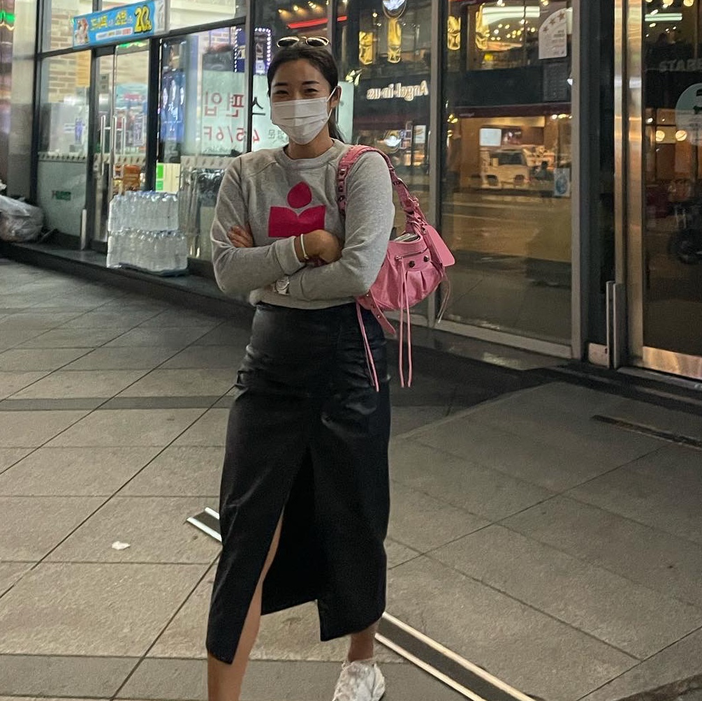 (W) Isabel Marant Moby Sweatshirt Grey Fuchsia - 21FW, Balenciaga Arena Lambskin Le Cagole XS Shoulder Bag Pink 착용 스타일