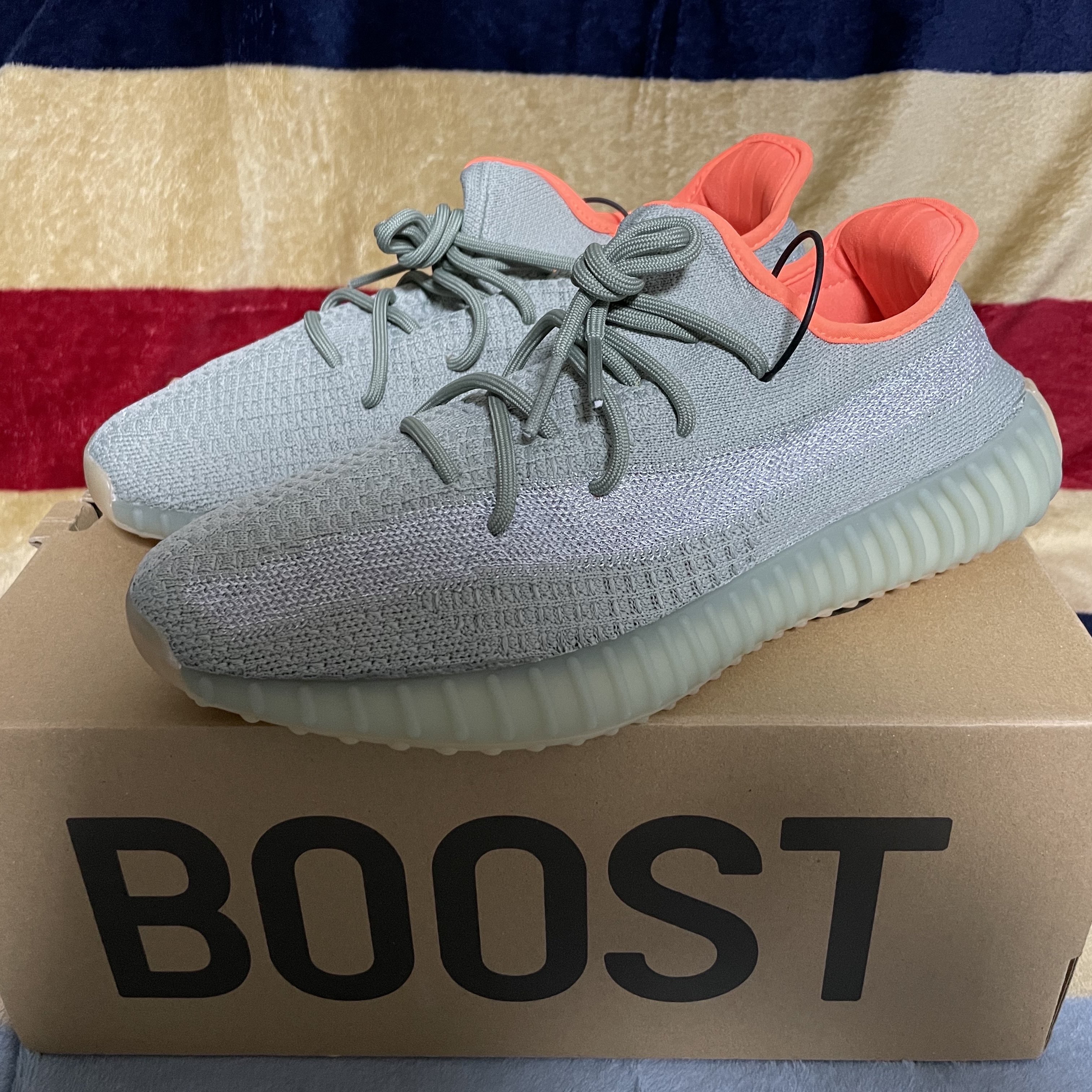 Adidas Yeezy Boost 350 V2 Desert Sage 착용 스타일