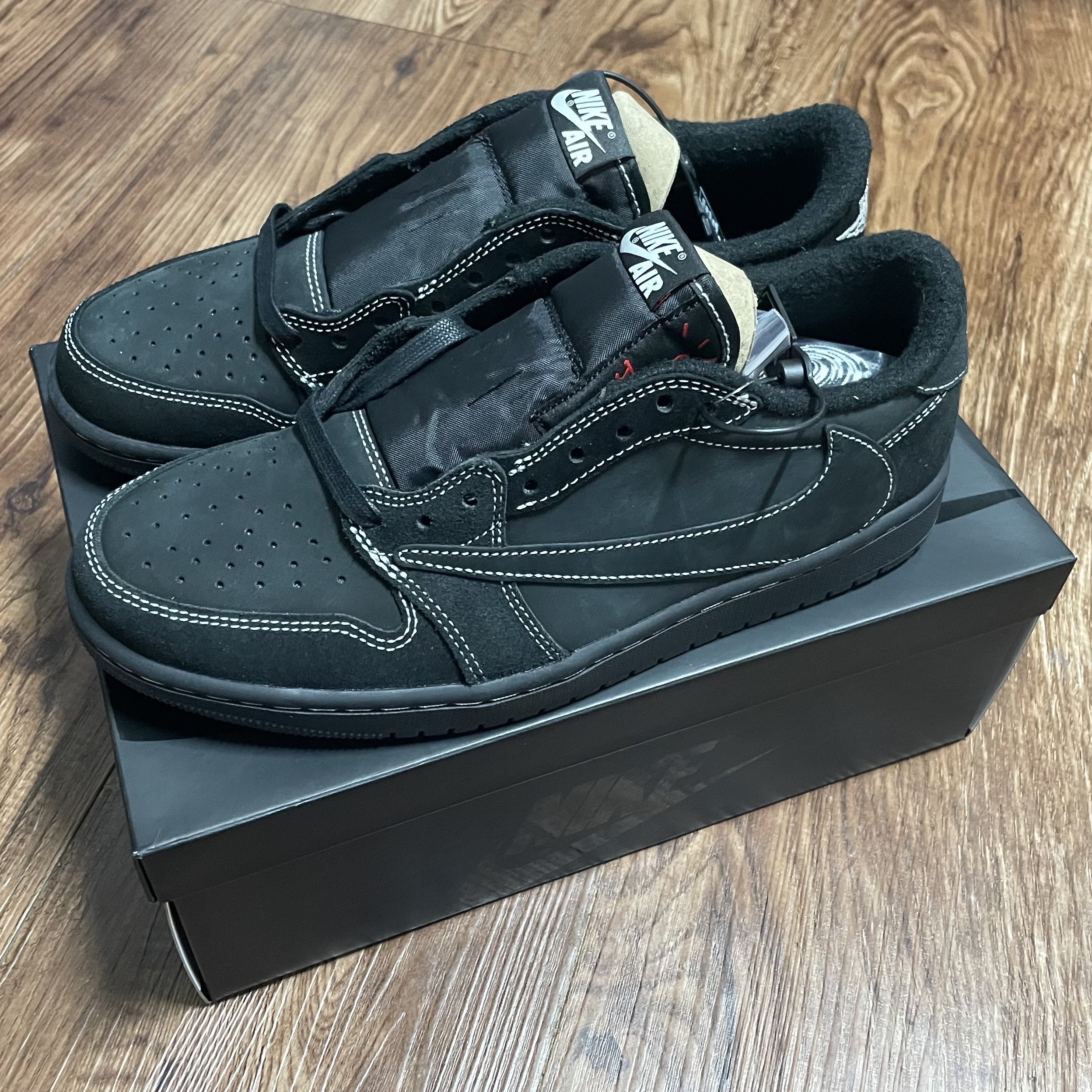 Jordan 1 x Travis Scott Retro Low OG SP Black Phantom 착용 스타일 - 1