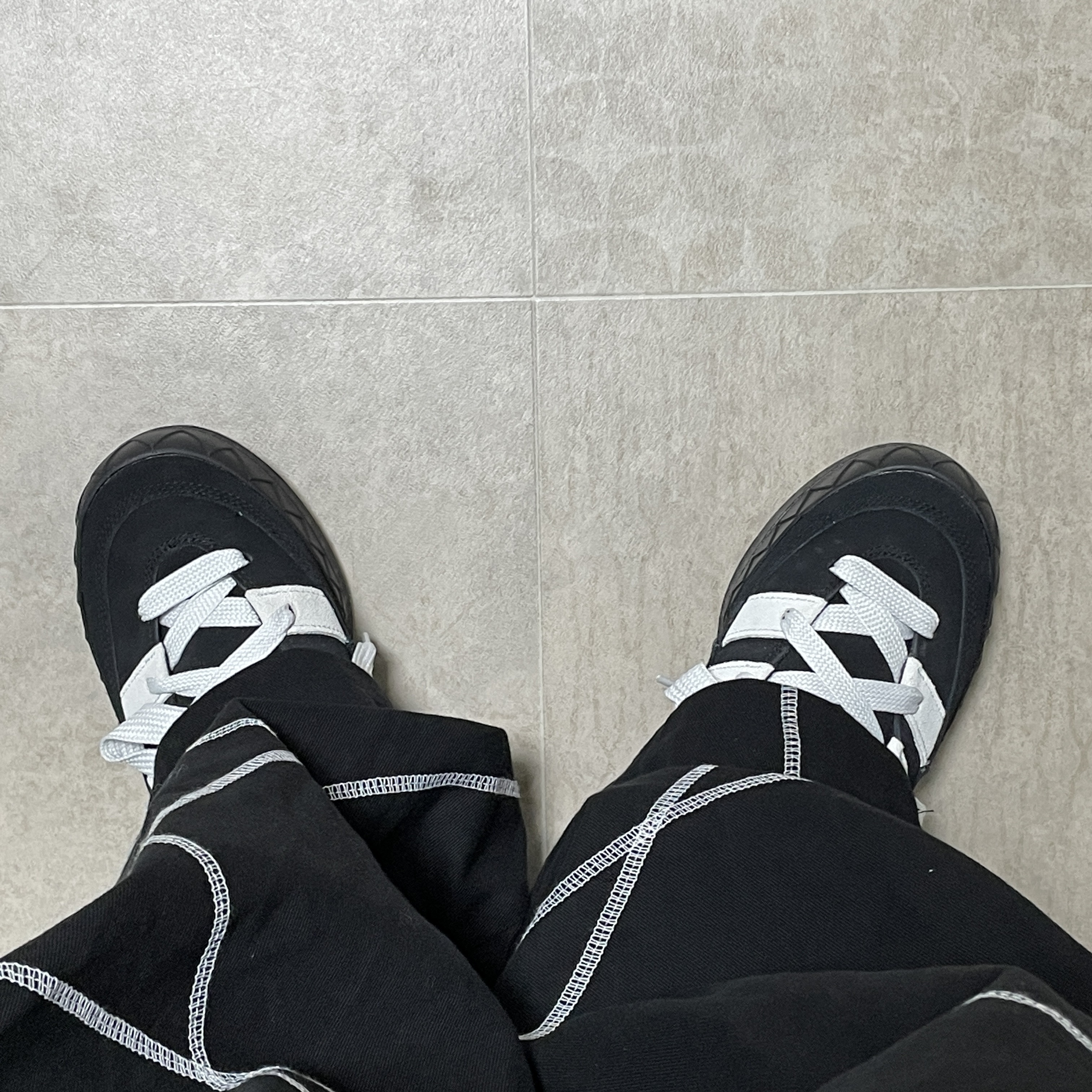 Adidas Adimatic Core Black Crystal White 착용 스타일 - 1