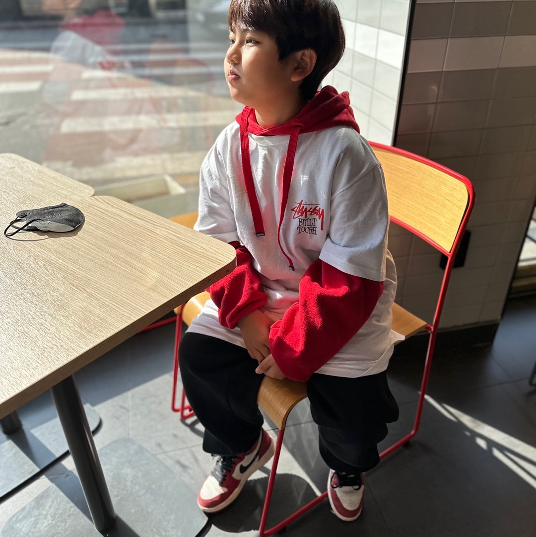 Stussy Built Tough T-Shirt White, (GS) Jordan 1 Retro High OG Chicago 2022 착용 스타일 - 1