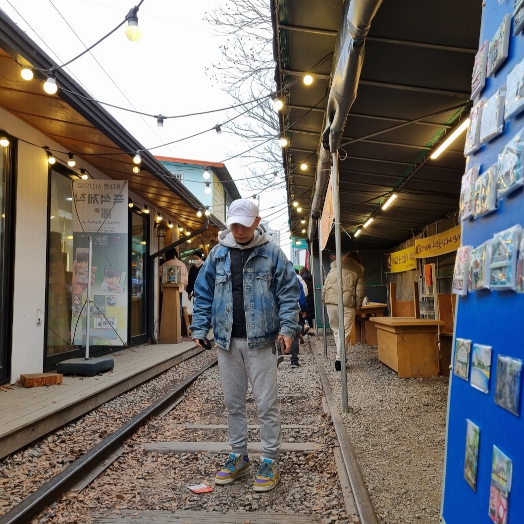 Essentials Trucker Jacket Indigo, Jordan 4 x Union Retro SP Desert Moss 착용 스타일 - 1