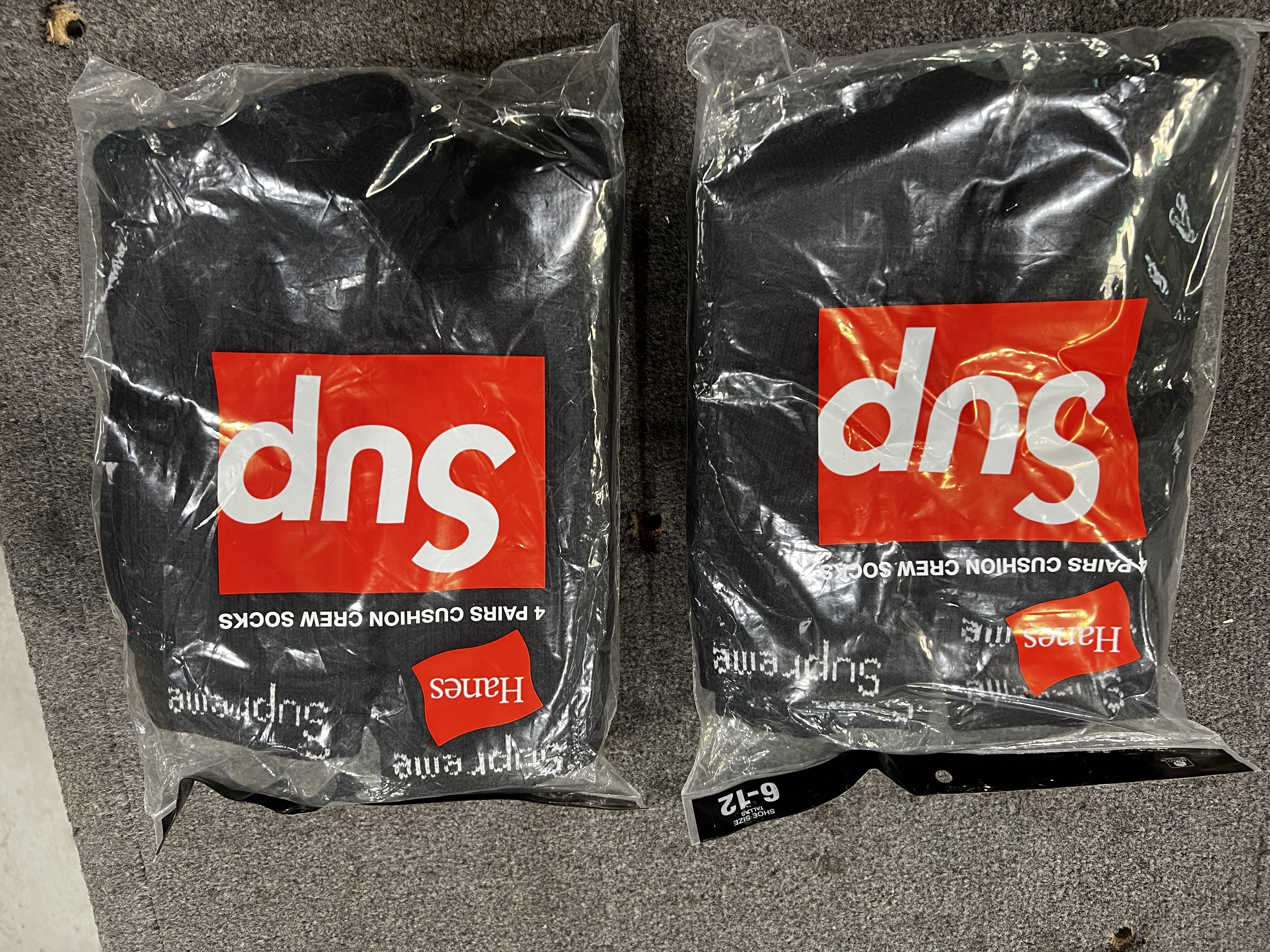 Supreme Hanes Crew Socks Black (4 Pack) 착용 스타일