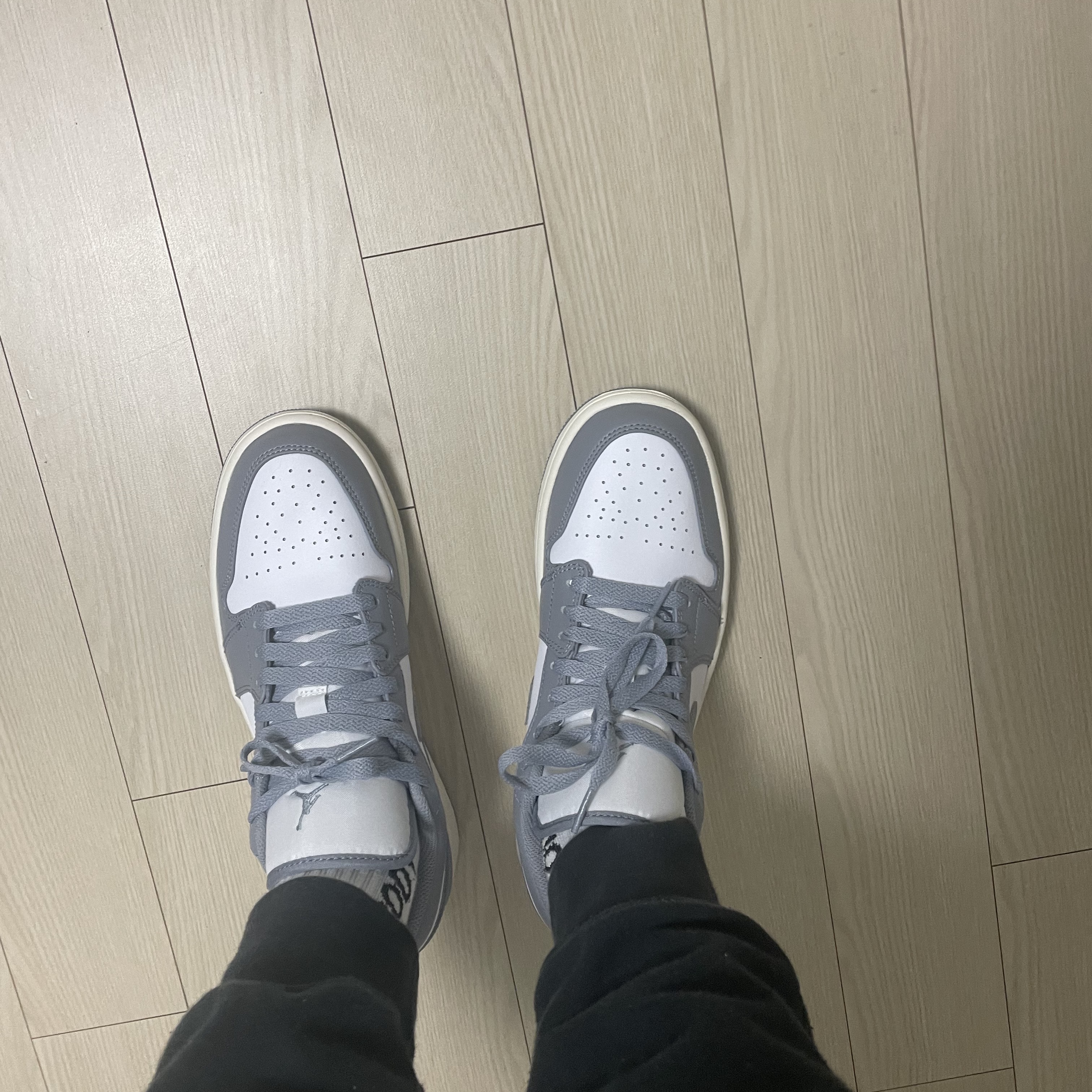 Jordan 1 Low Stealth and White 착용 스타일