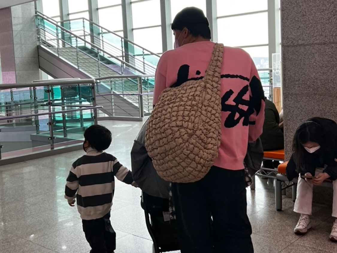 Stussy Stock Sweater Pink, COS Quilted Oversized Shoulder Bag Beige 착용 스타일