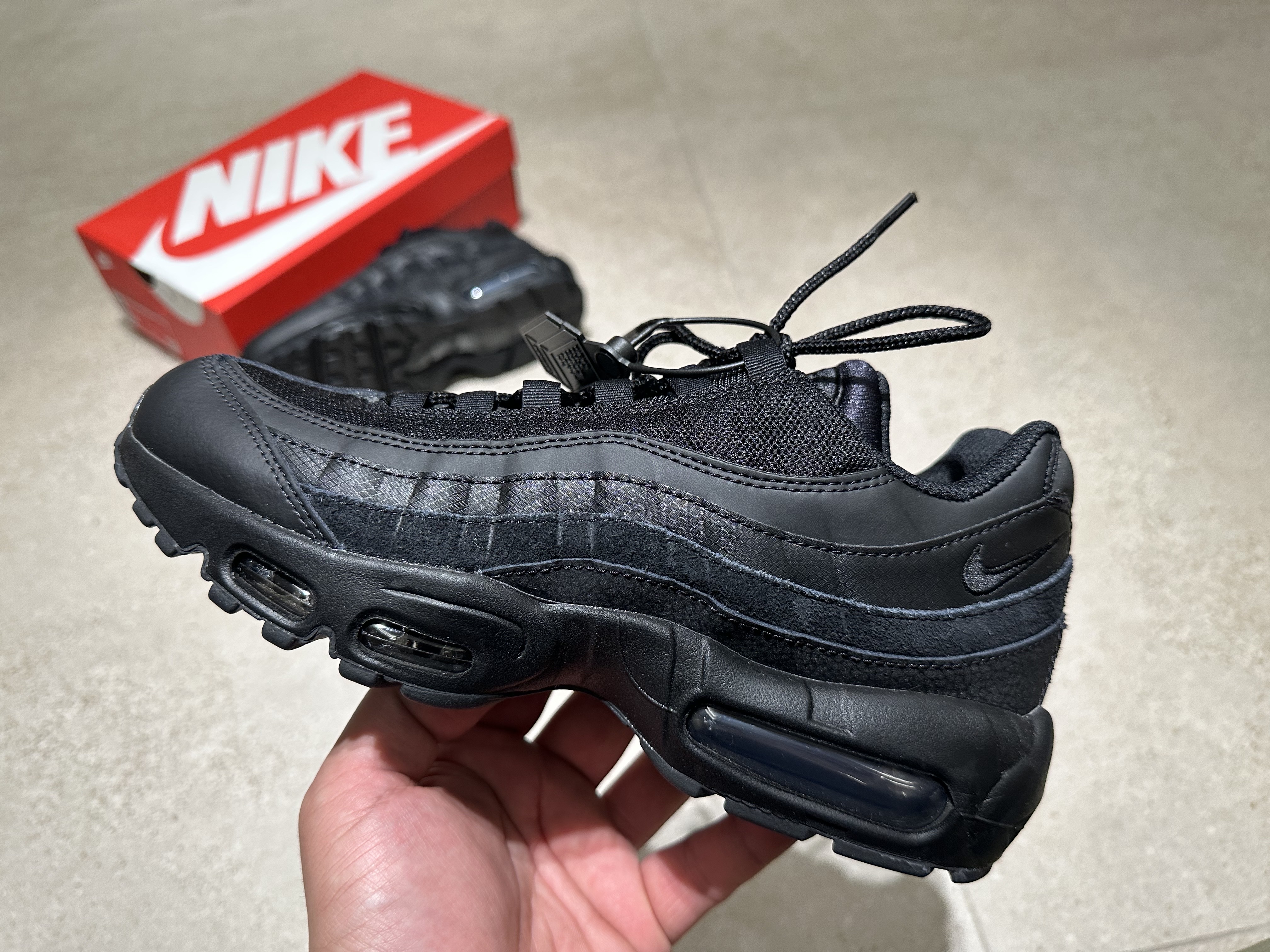 Nike Air Max 95 Essential Triple Black 2020 착용 스타일 - 3