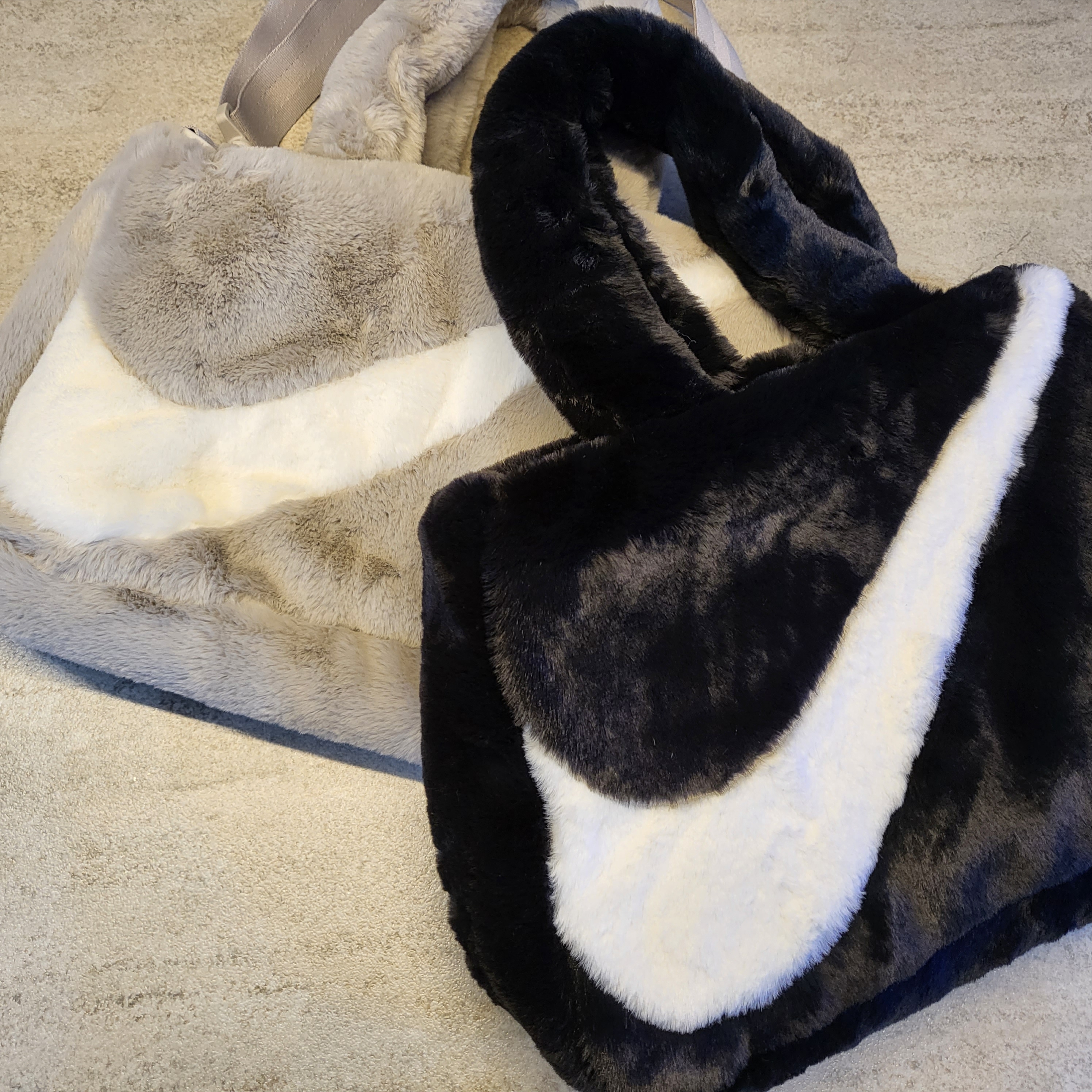 Nike NSW Faux Fur Tote Bag Black, Nike NSW Faux Fur Tote Bag Light Iron Ore 착용 스타일