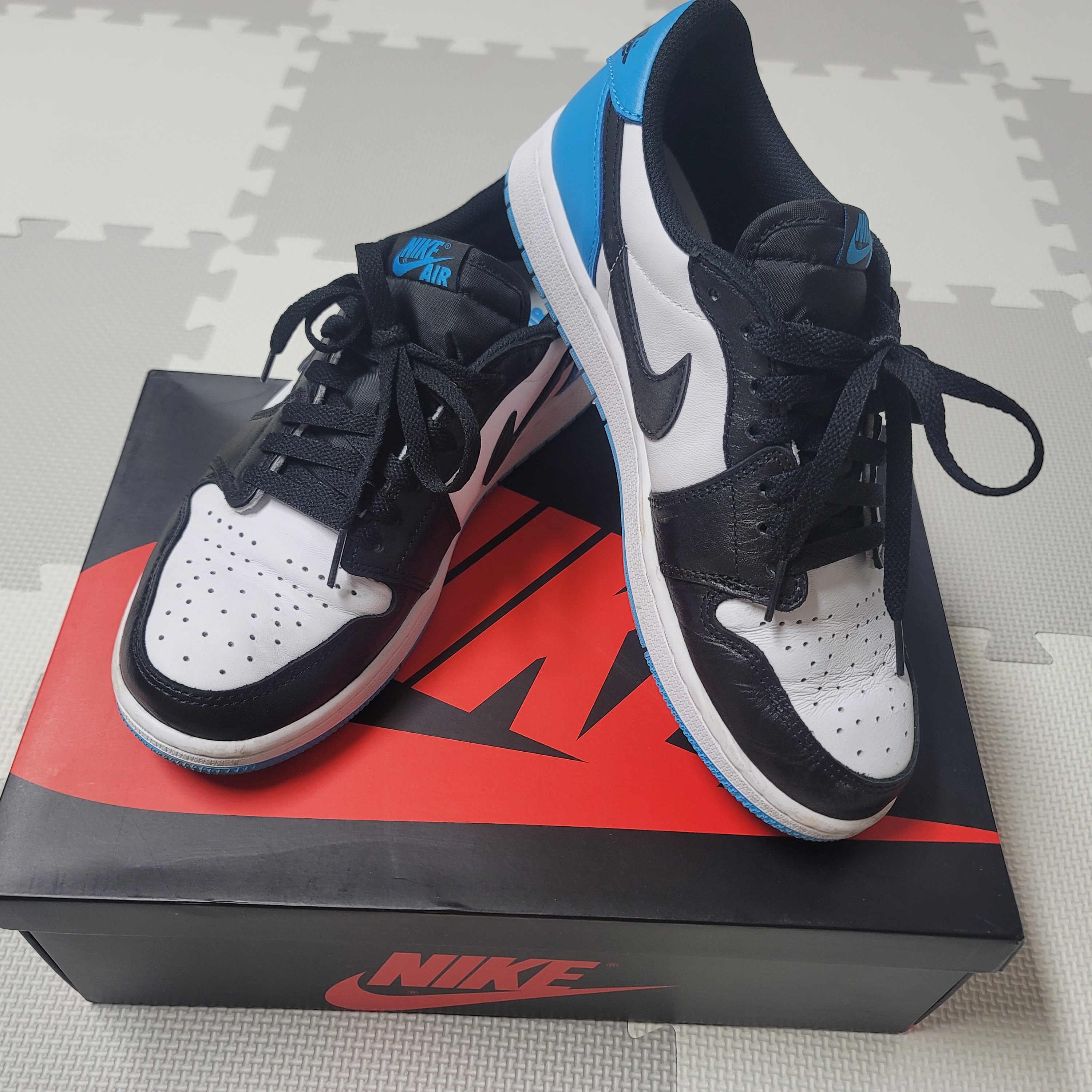 Jordan 1 Retro Low OG Black and Dark Powder Blue 착용 스타일 - 1