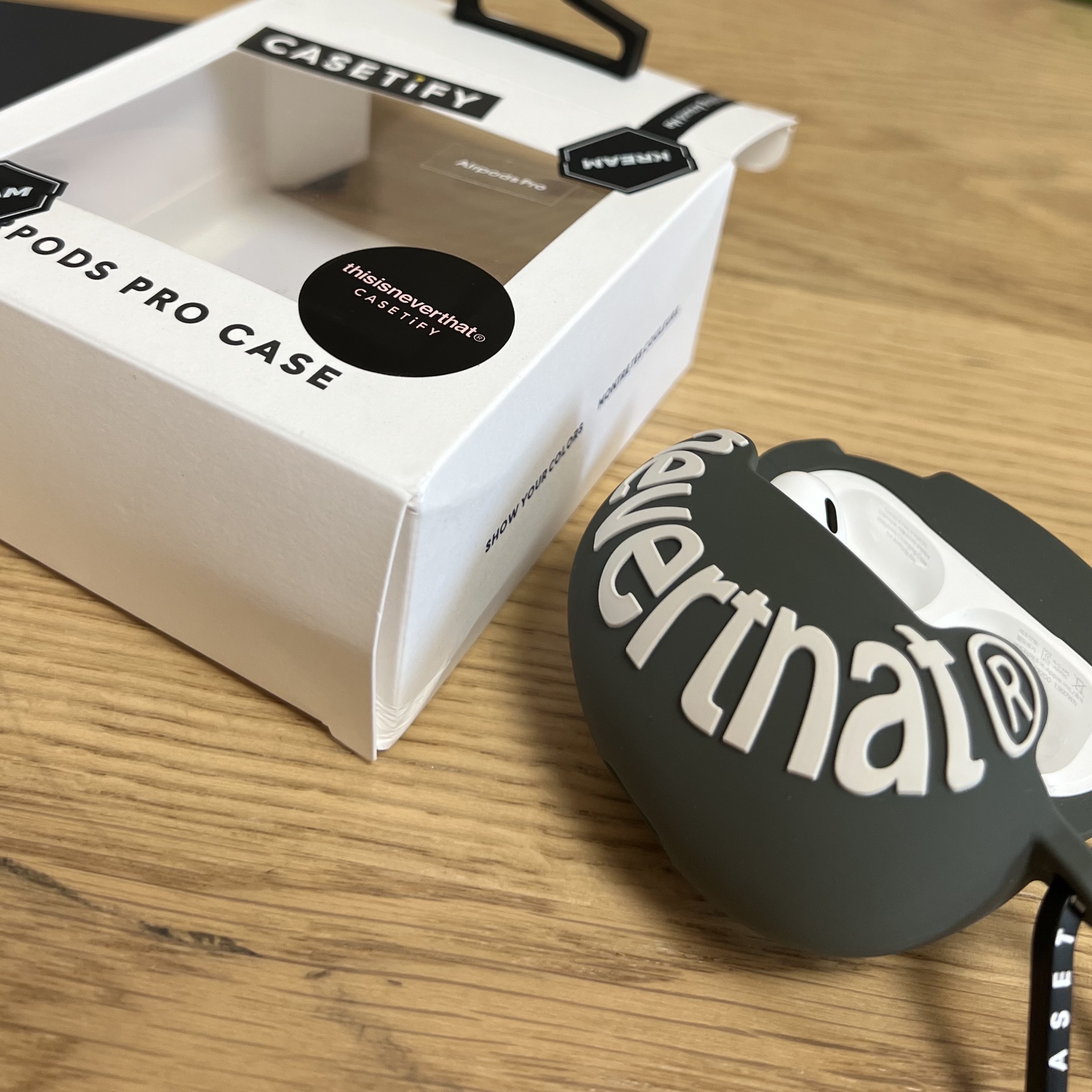 Casetify x Thisisneverthat Pebble Collectible AirPods Pro Case Grey 착용 스타일