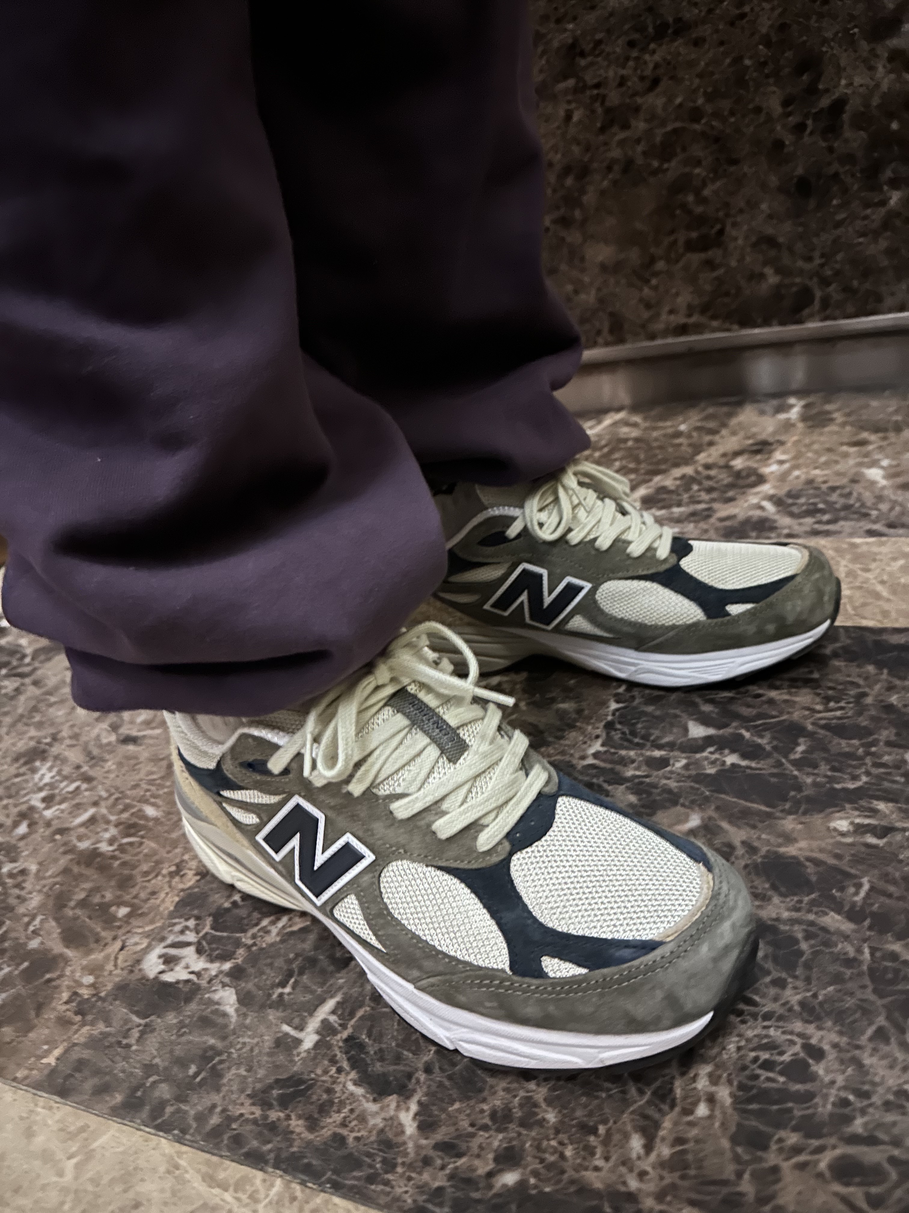 New Balance 990v3 Made in USA Olive 착용 스타일 - 3