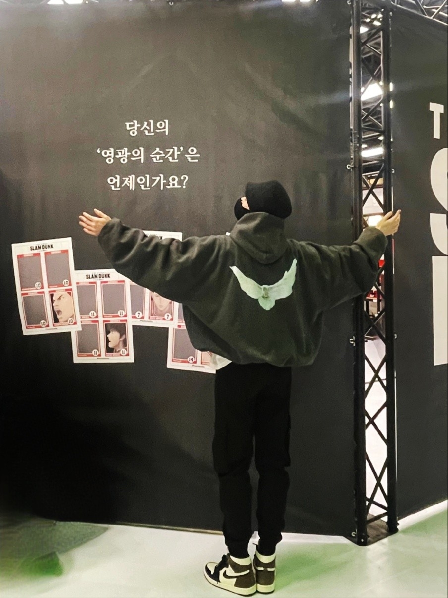 Yeezy Gap Engineered By Balenciaga Dove Hoodie Black, Jordan 1 Retro High OG Black Mocha 착용 스타일 - 1