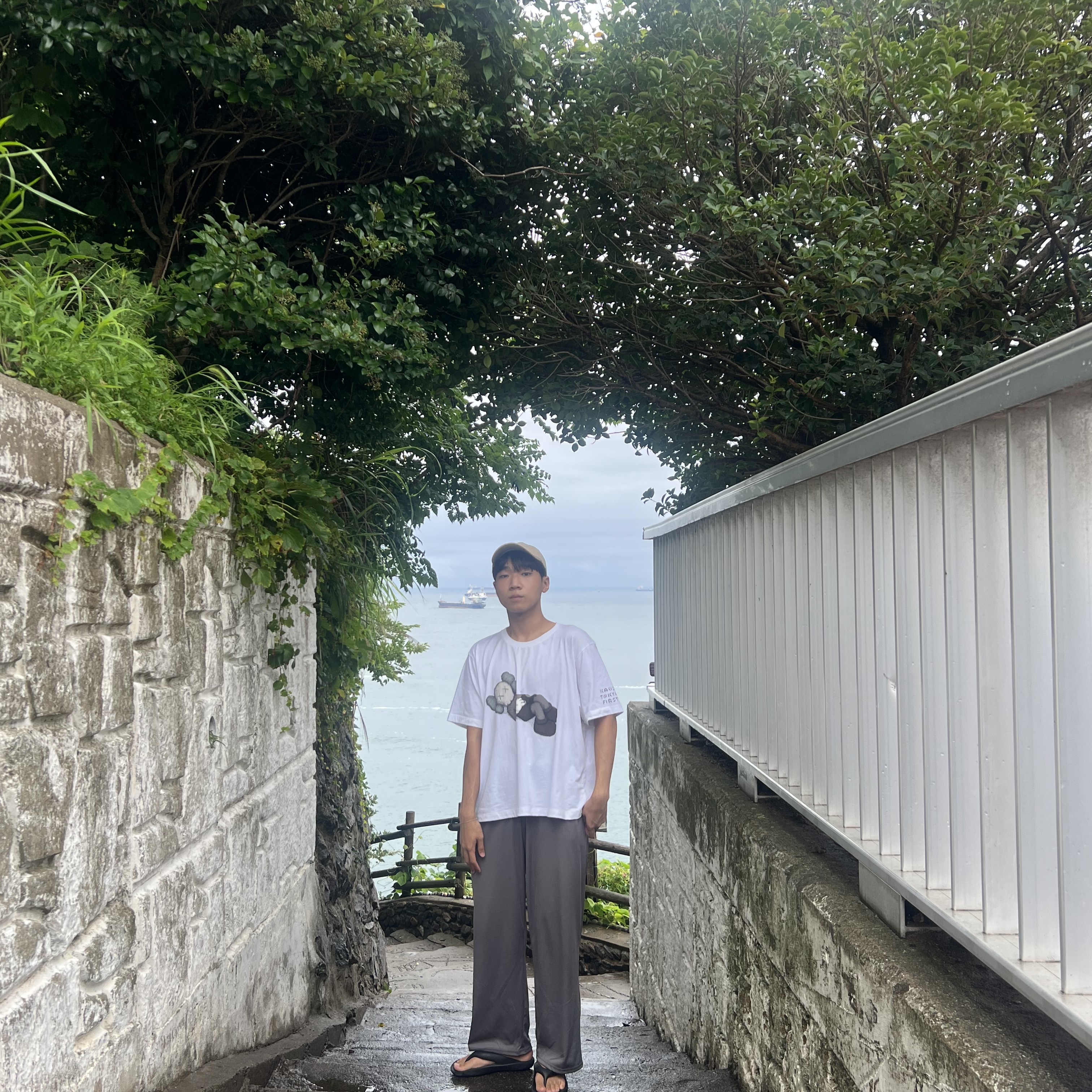 Uniqlo x Kaws Tokyo First T-Shirt White - JP 착용 스타일