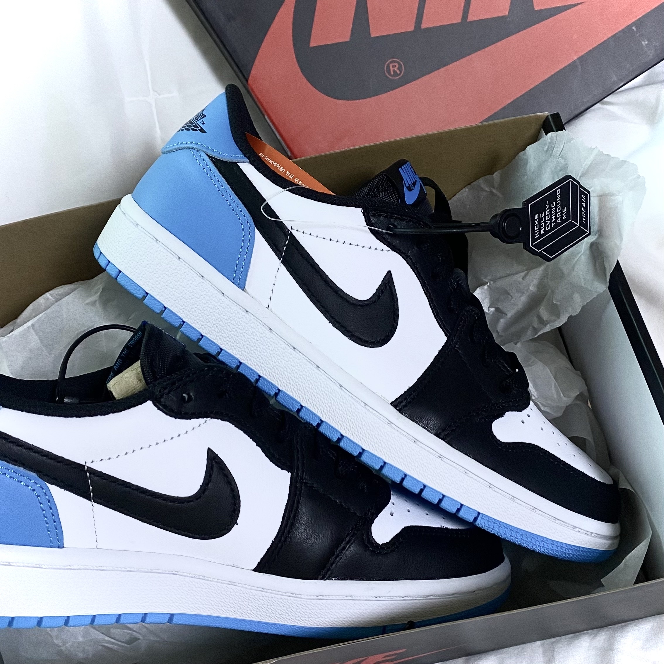 (W) Jordan 1 Retro Low OG Black and Dark Powder Blue 착용 스타일