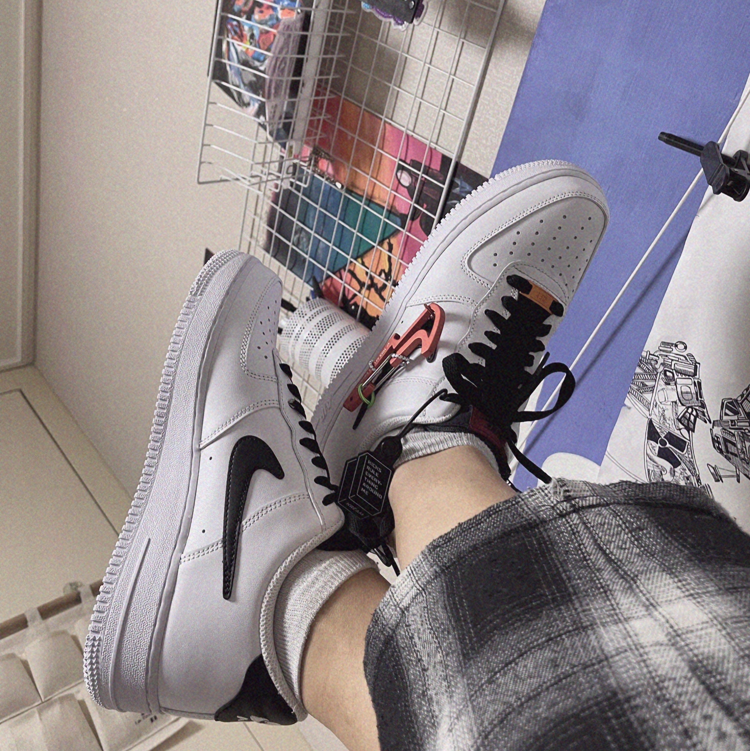 Nike Air Force 1 '07 PRM Carabiner Red, (W) Nike Dunk Low Black 착용 스타일 - 1