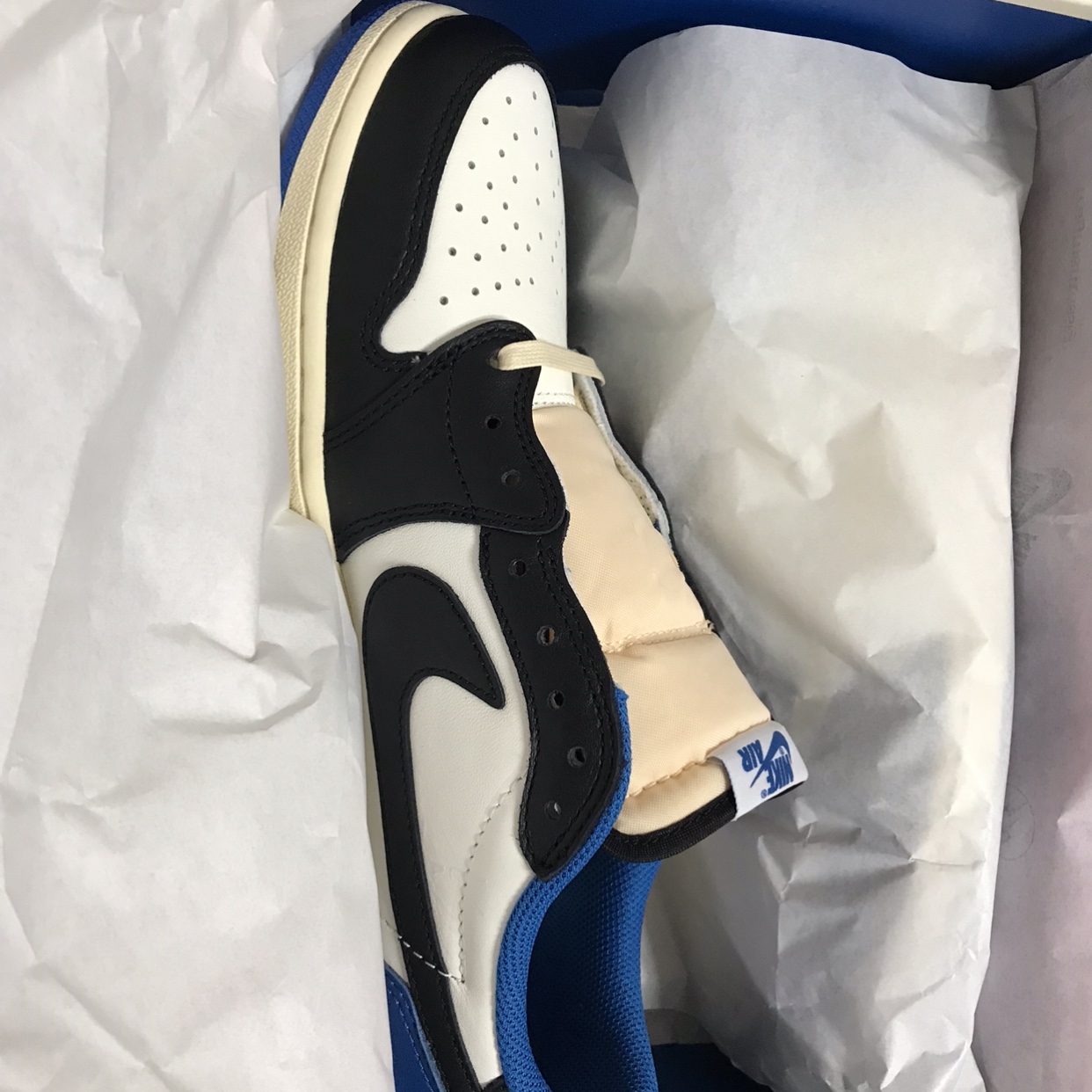Jordan 1 x Travis Scott x Fragment Retro Low OG SP Military Blue 착용 스타일 - 3