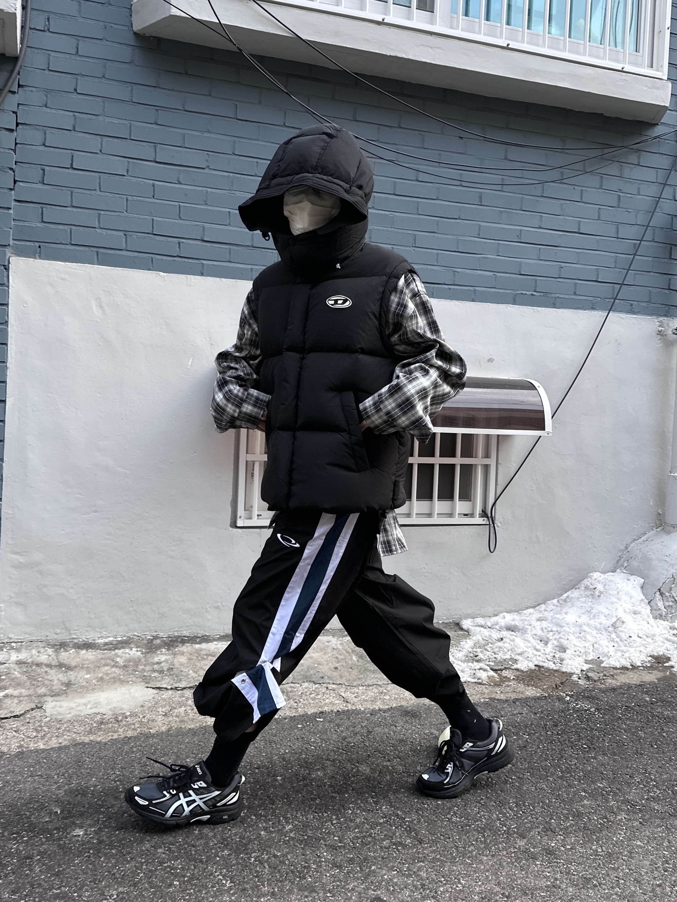 Diesel Polygiene Viraloff Rolf Real Down Vest Black, Asics Gel-Venture 6 Carrier Grey 착용 스타일 - 1