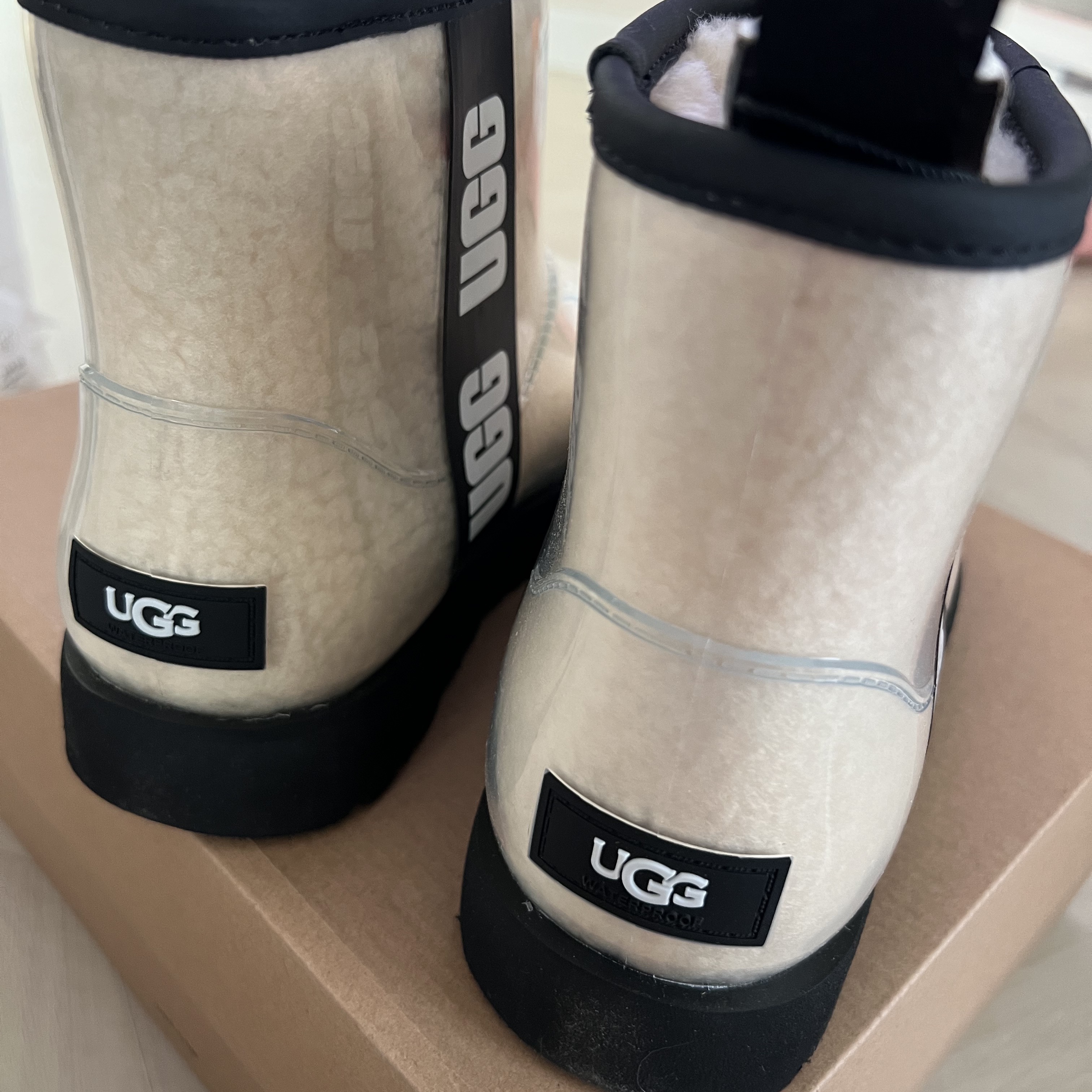 (W) UGG Classic Clear Mini Boots Natural Black 착용 스타일 - 2