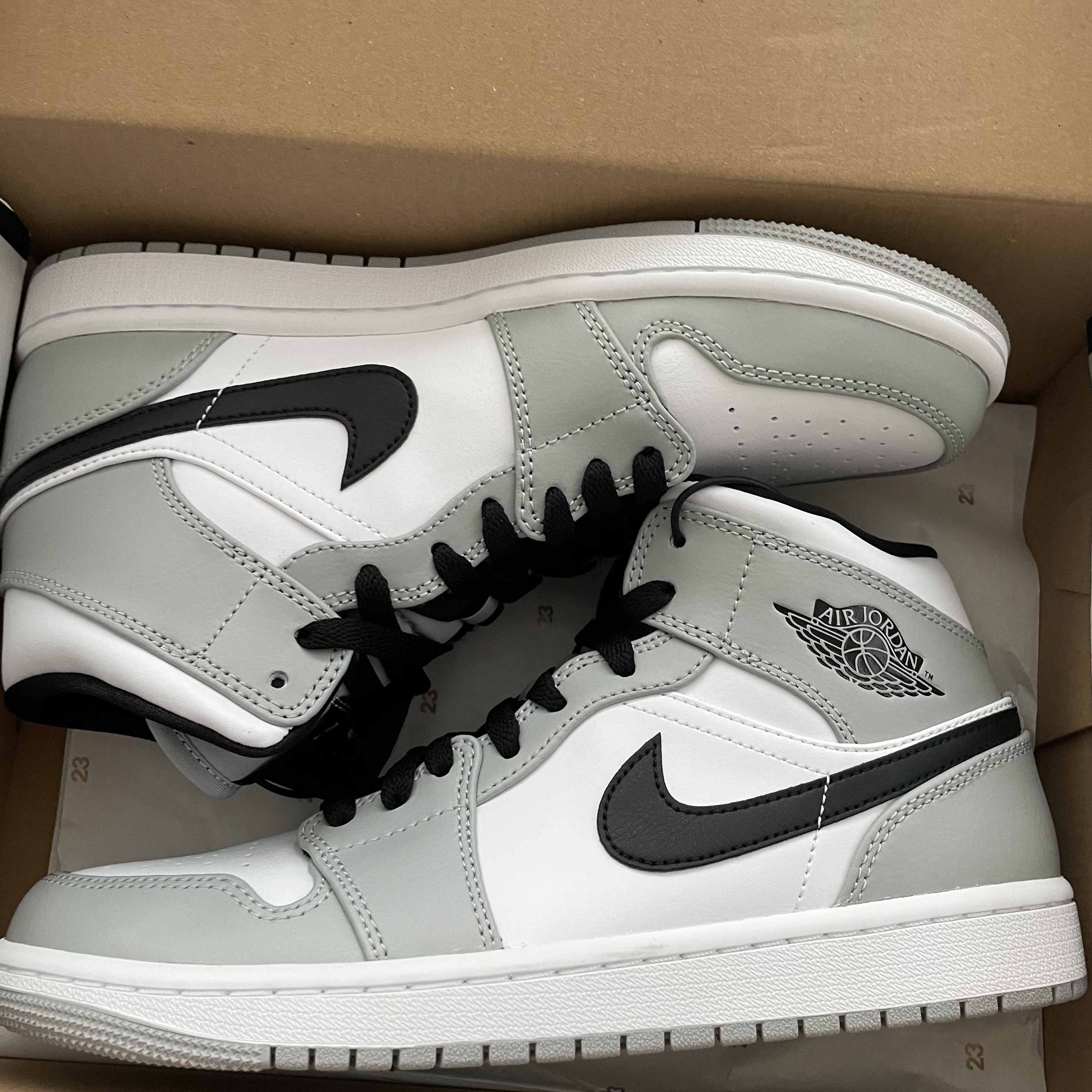 Jordan 1 Mid Light Smoke Grey 착용 스타일